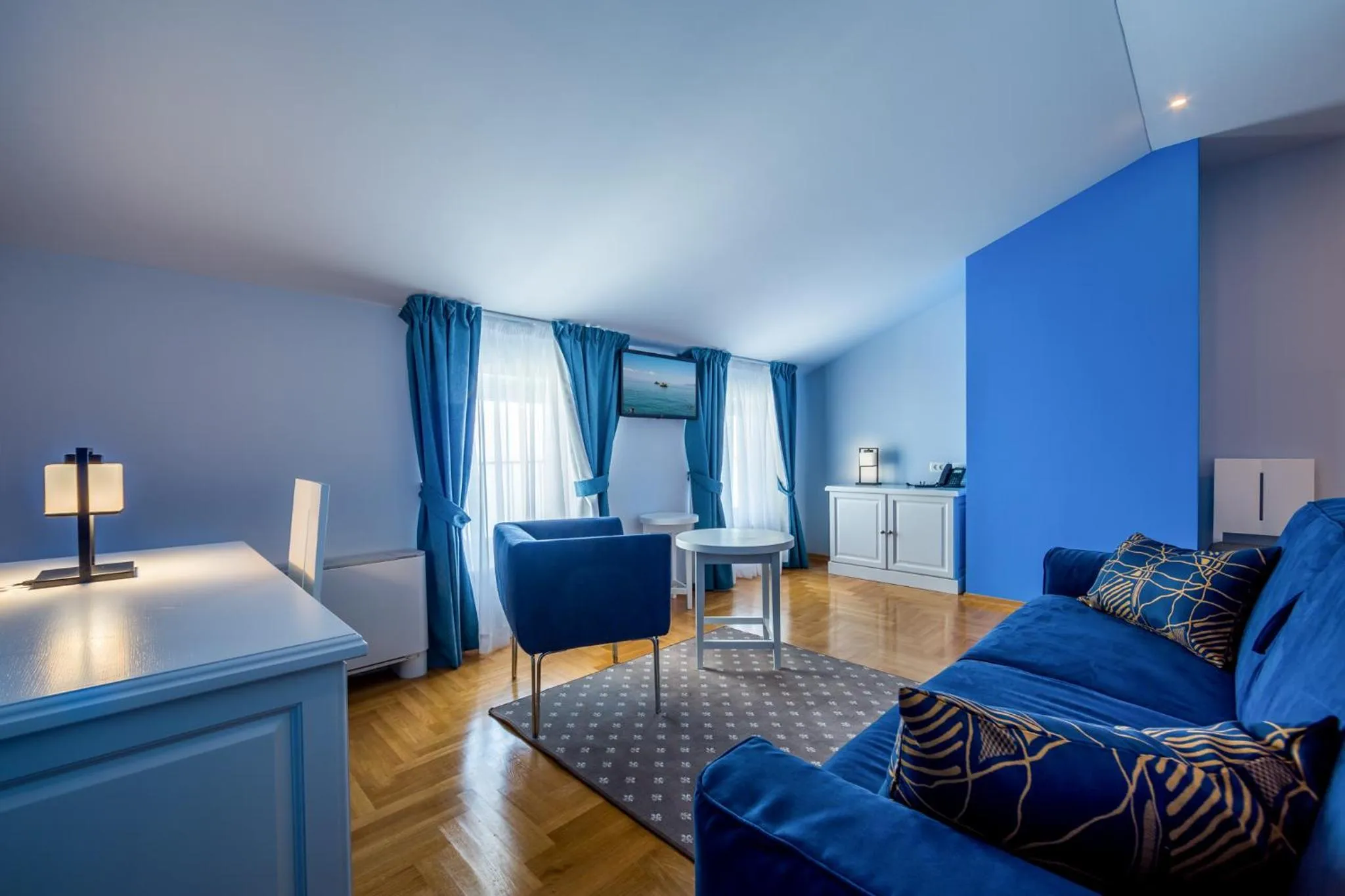 Living room, Bed in Hotel Domino