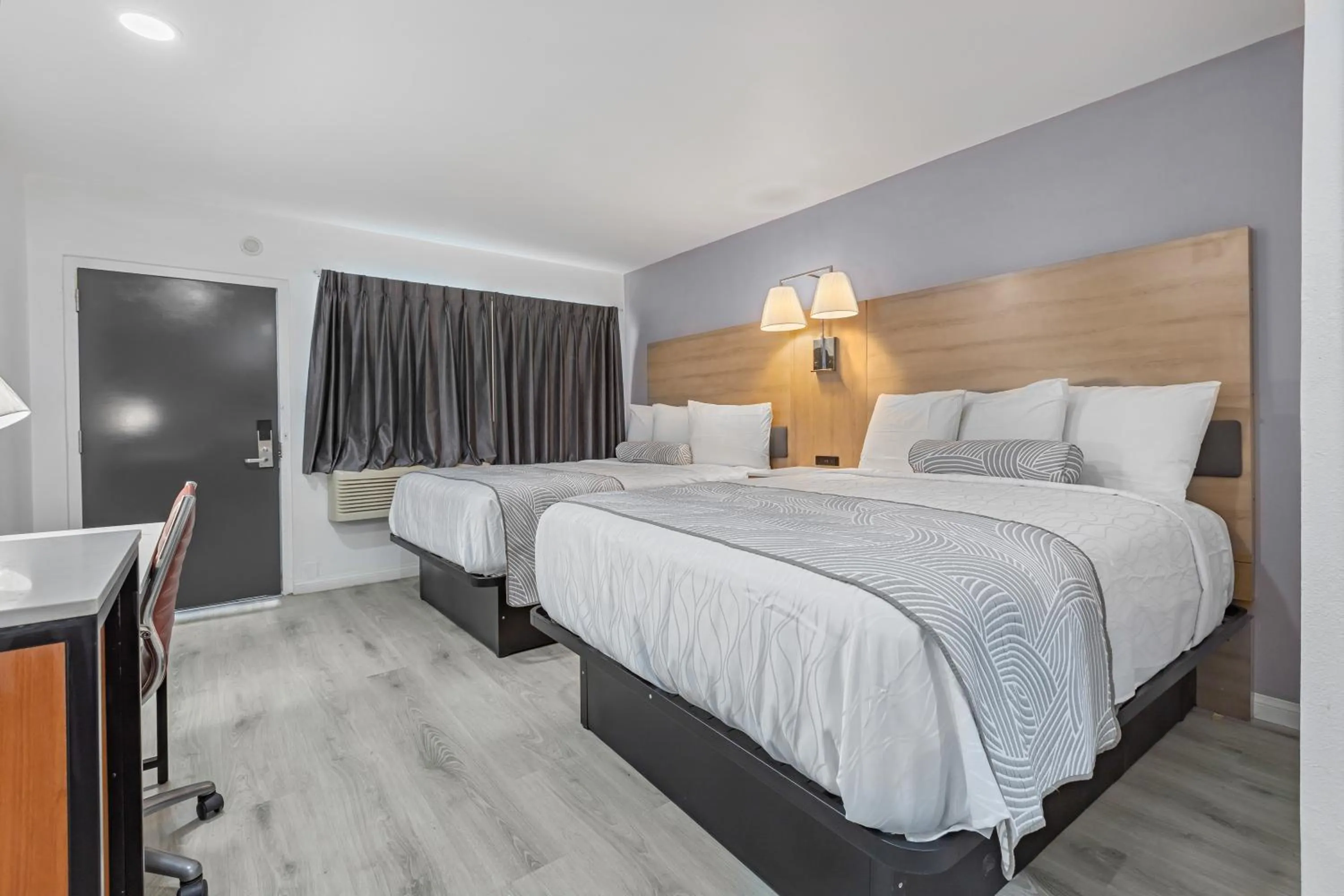 Bed in Inland Inn & Suites