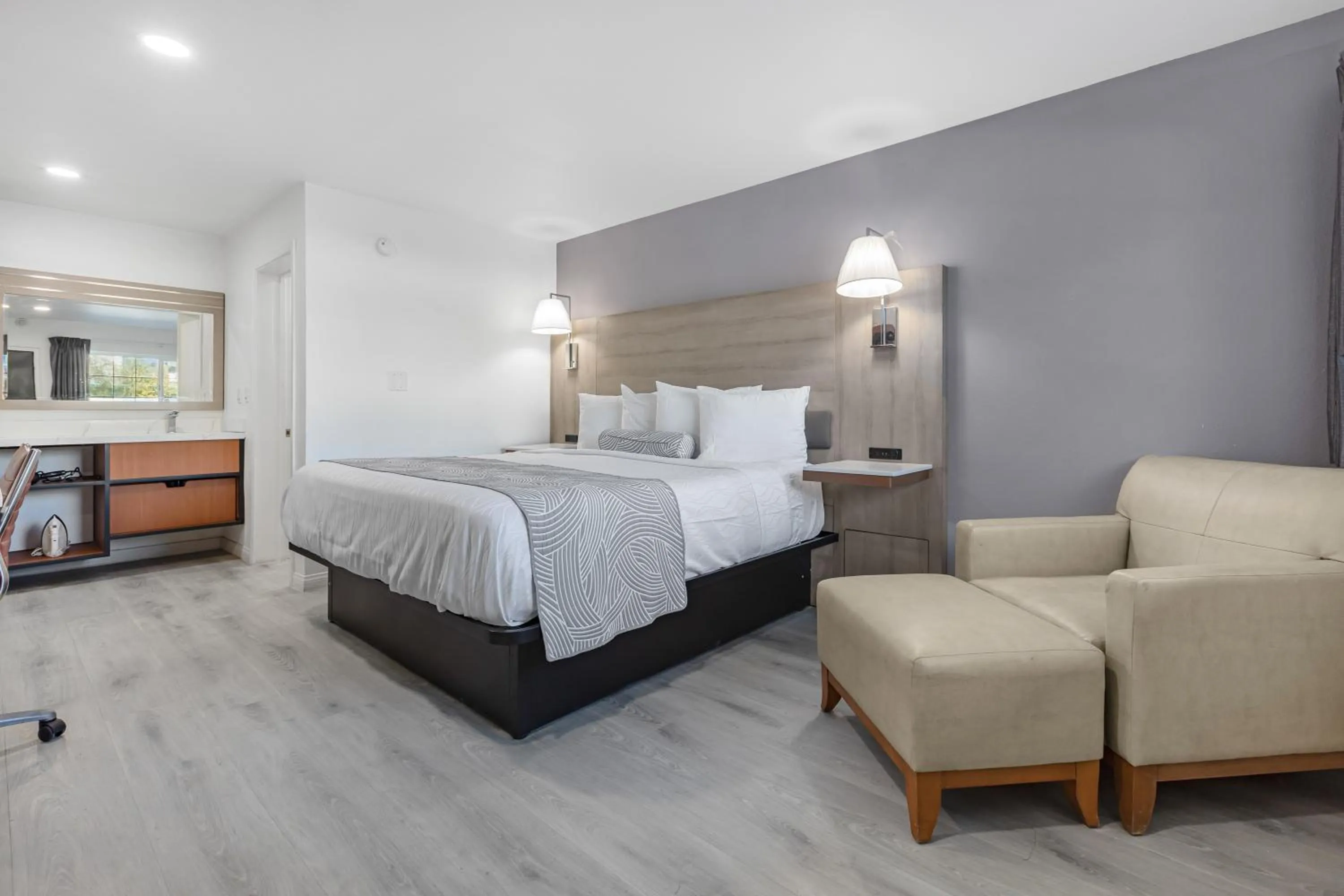 Bed in Inland Inn & Suites