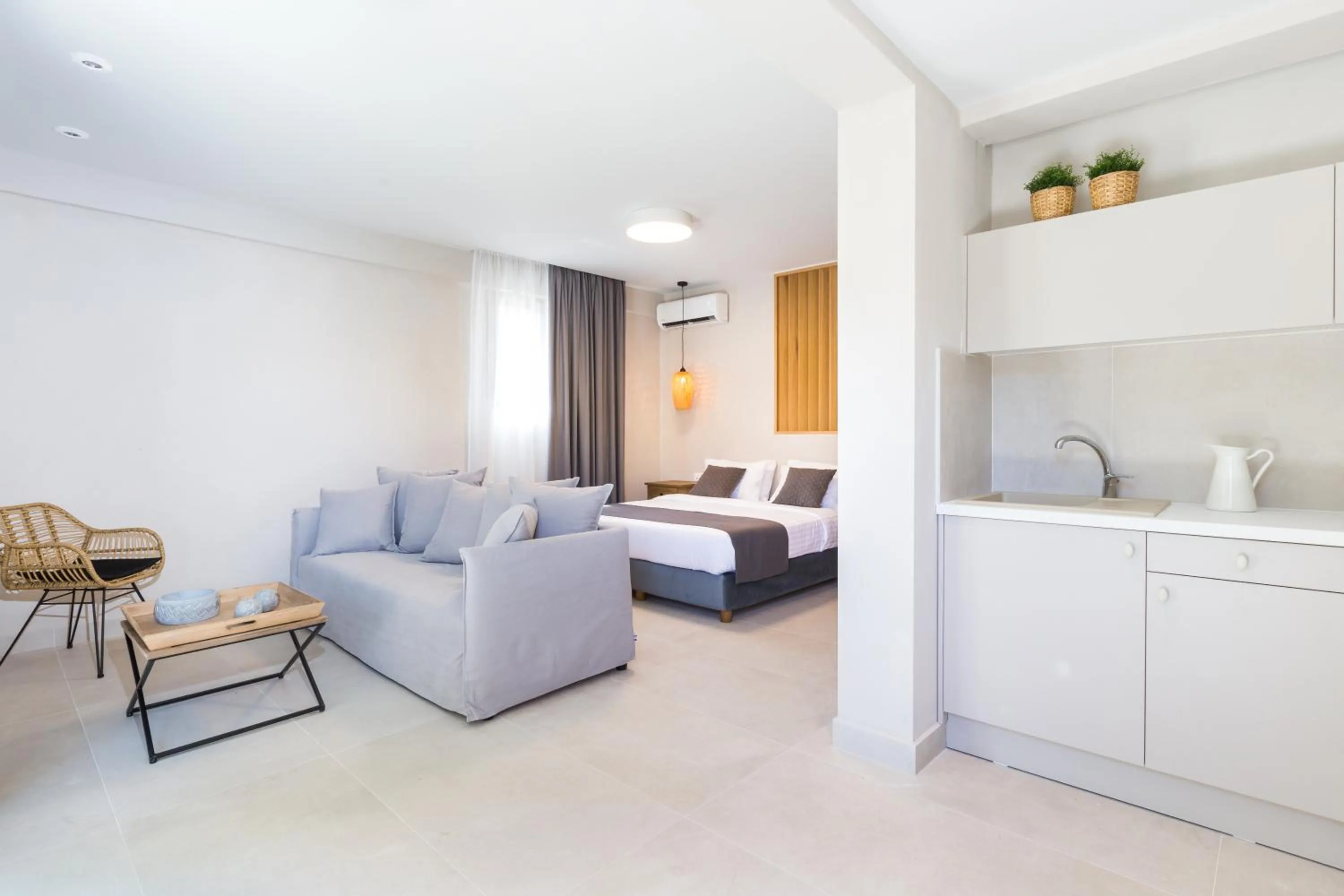 Photo of the whole room, Bed in Calmare suites