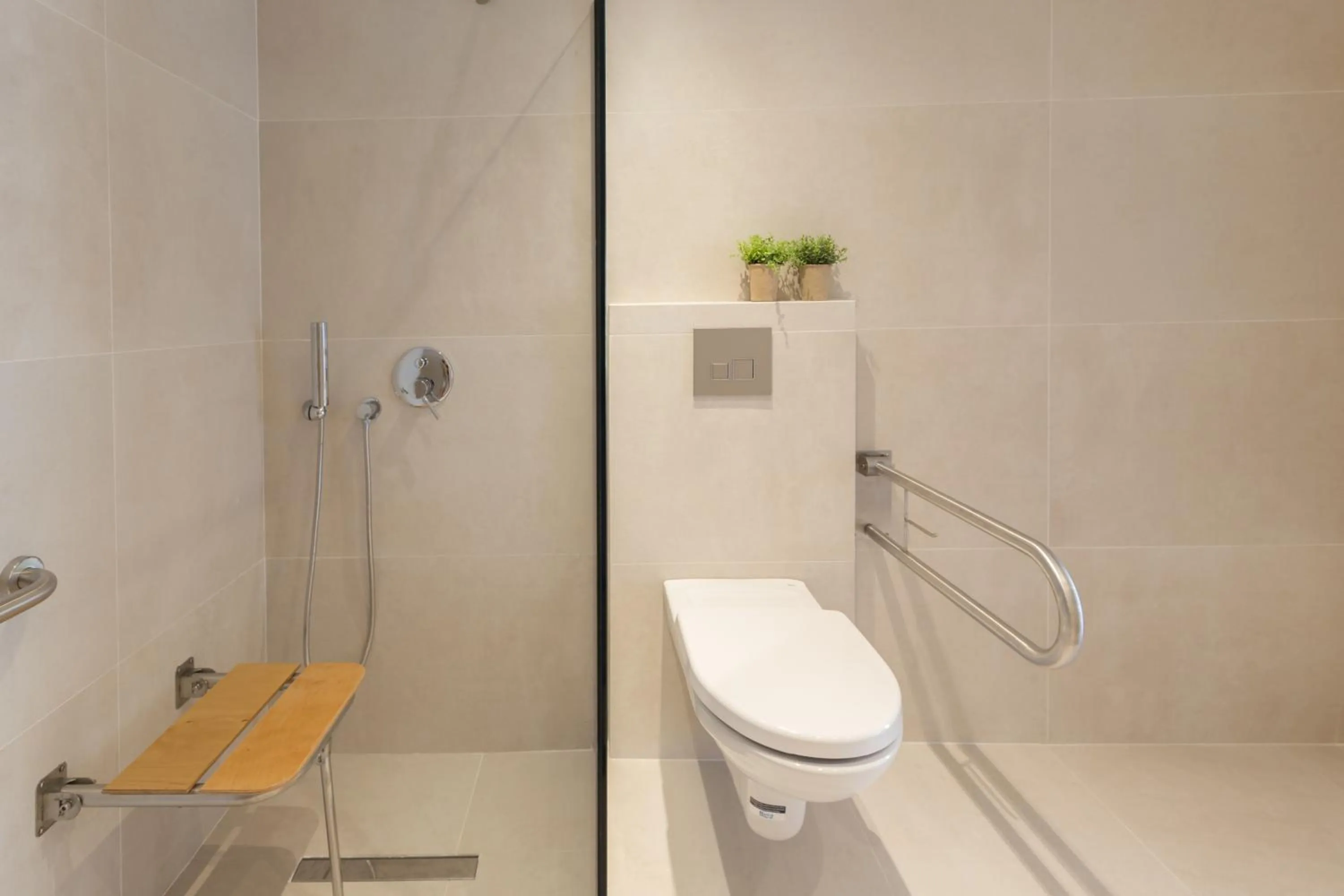 Shower in Calmare suites