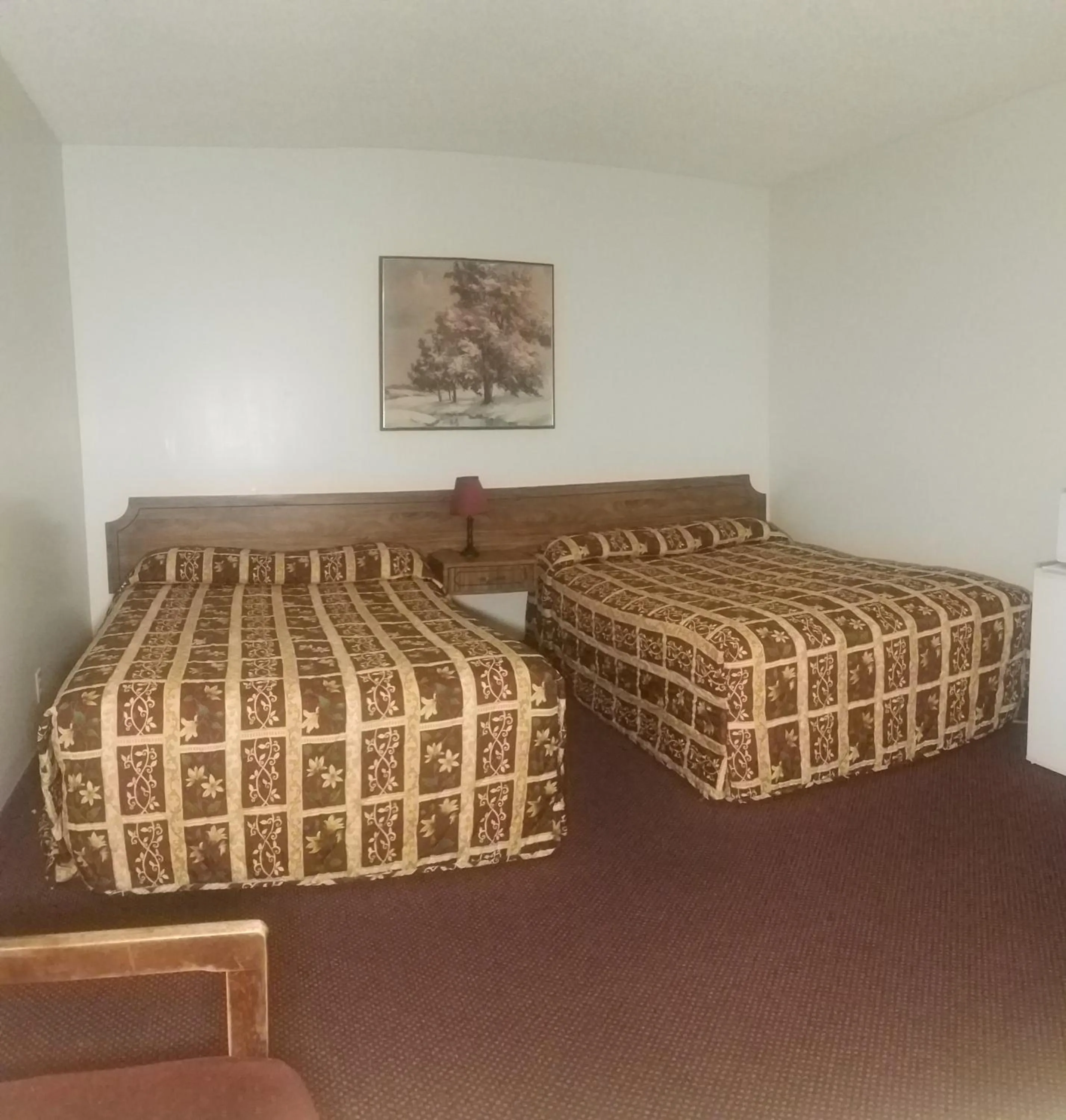 Bed in Amber Inn Motel