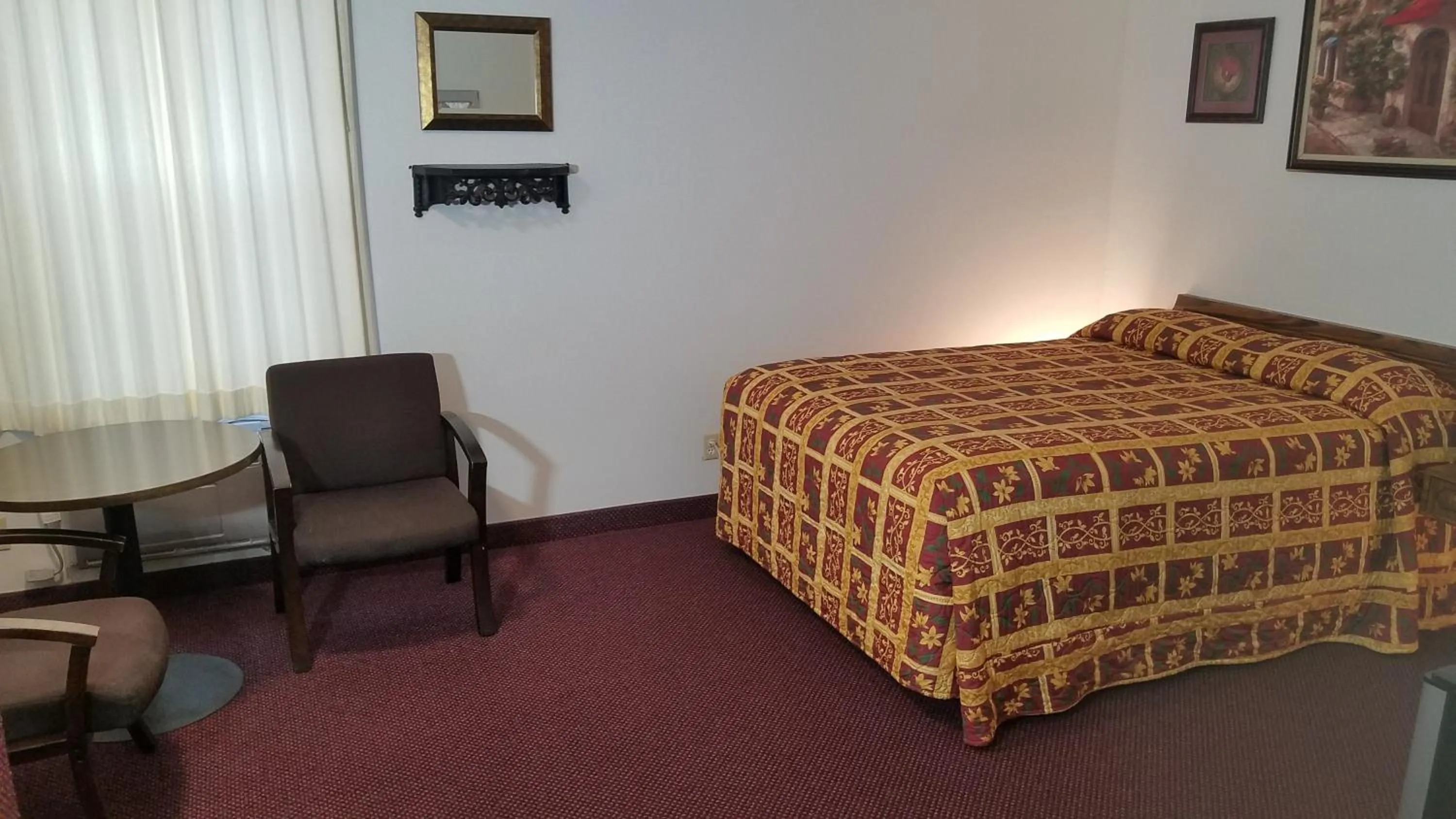 Bed in Amber Inn Motel