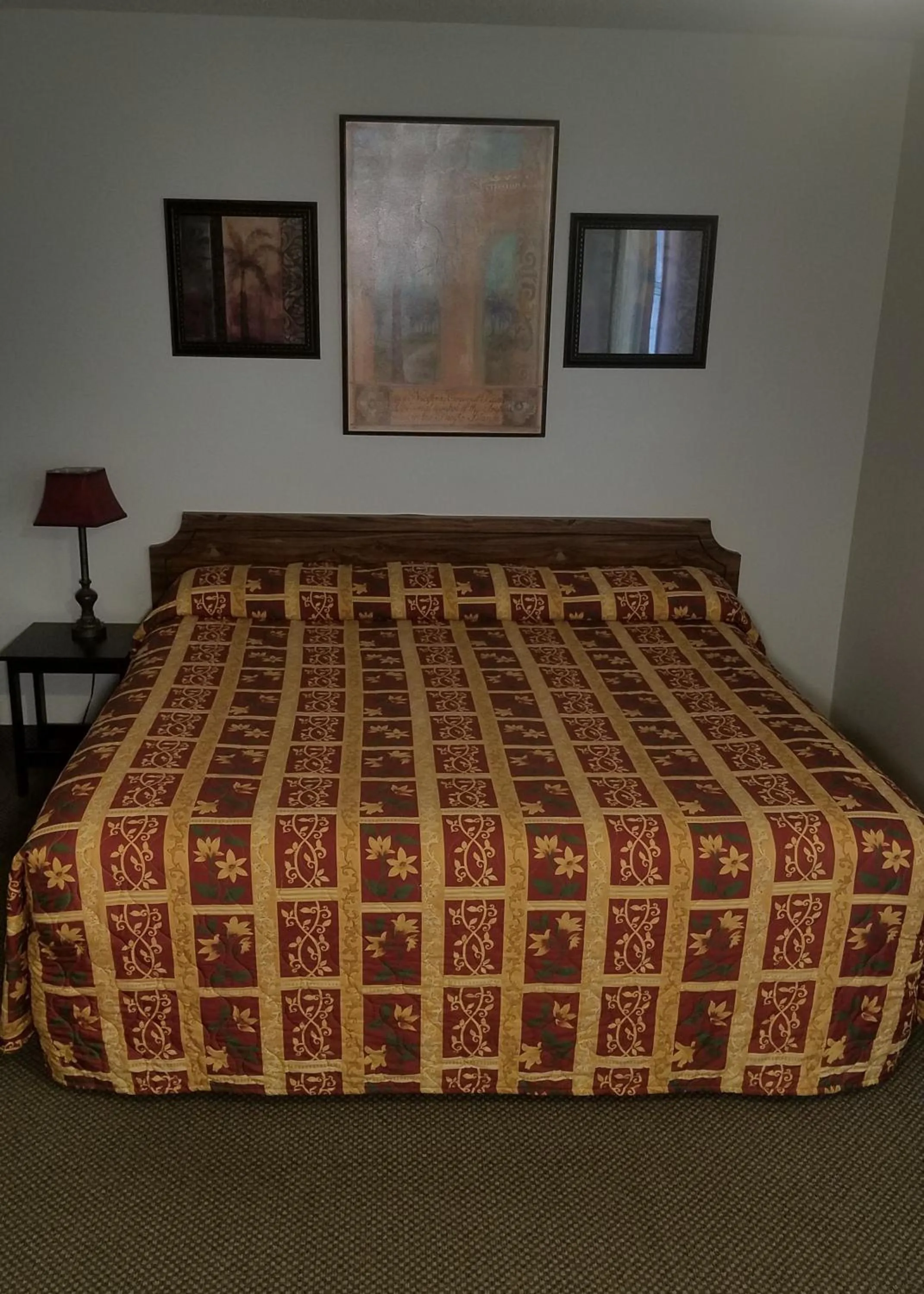 Bed in Amber Inn Motel