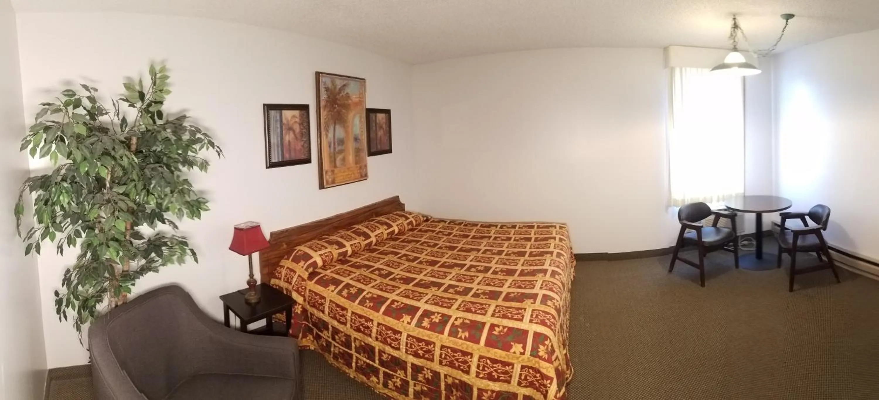 Bed in Amber Inn Motel