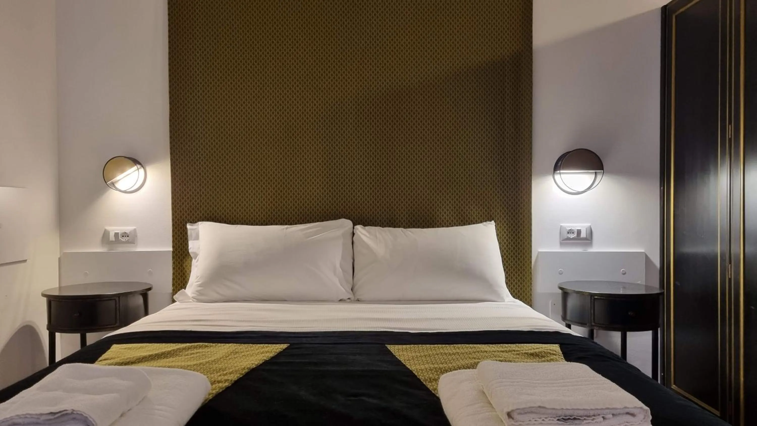 Bedroom, Bed in Dada