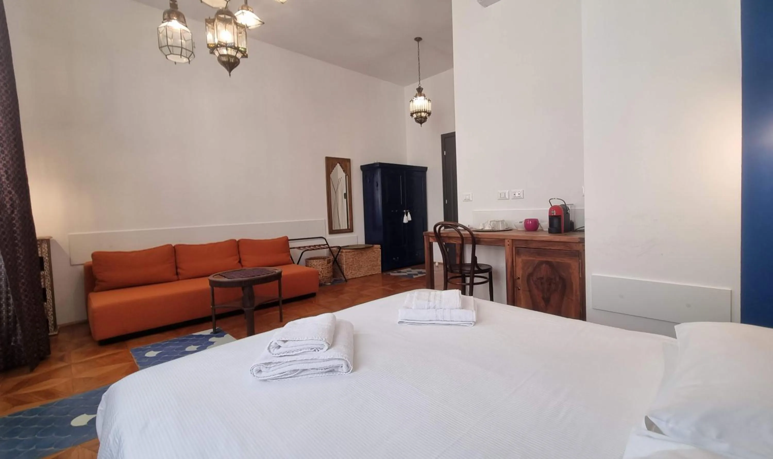 Photo of the whole room, Bed in Dada