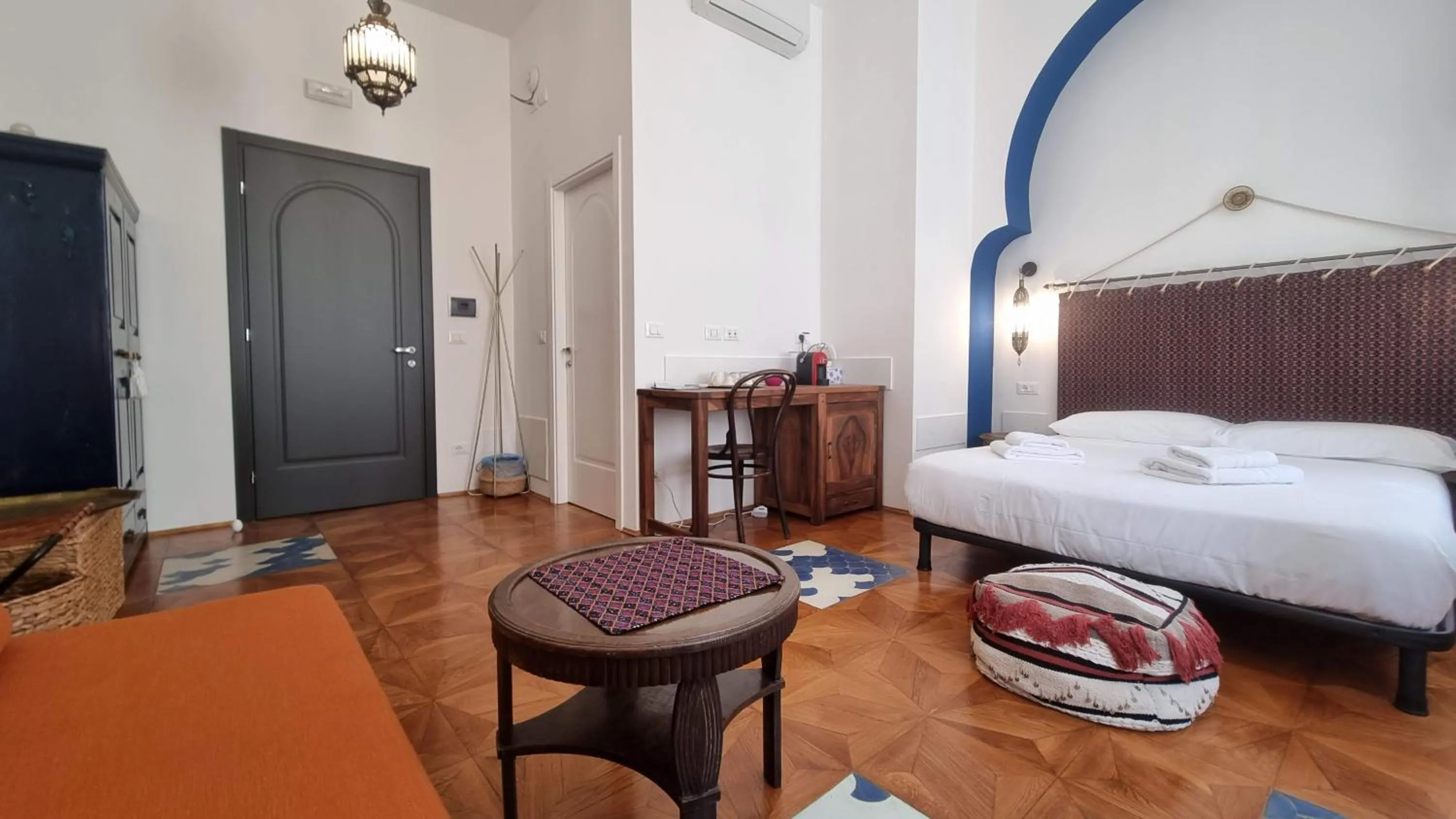 Photo of the whole room, Bed in Dada