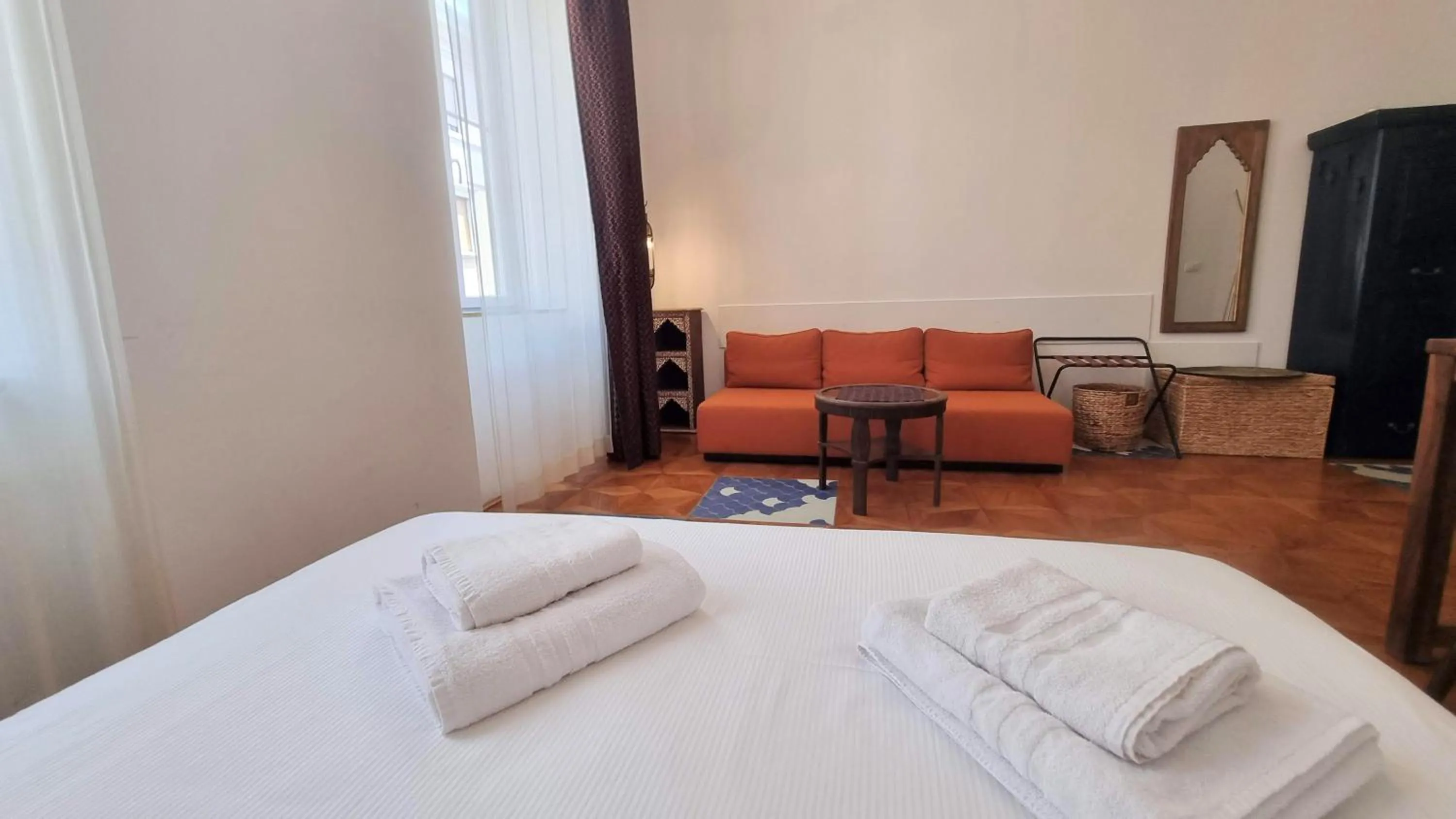 Photo of the whole room, Bed in Dada