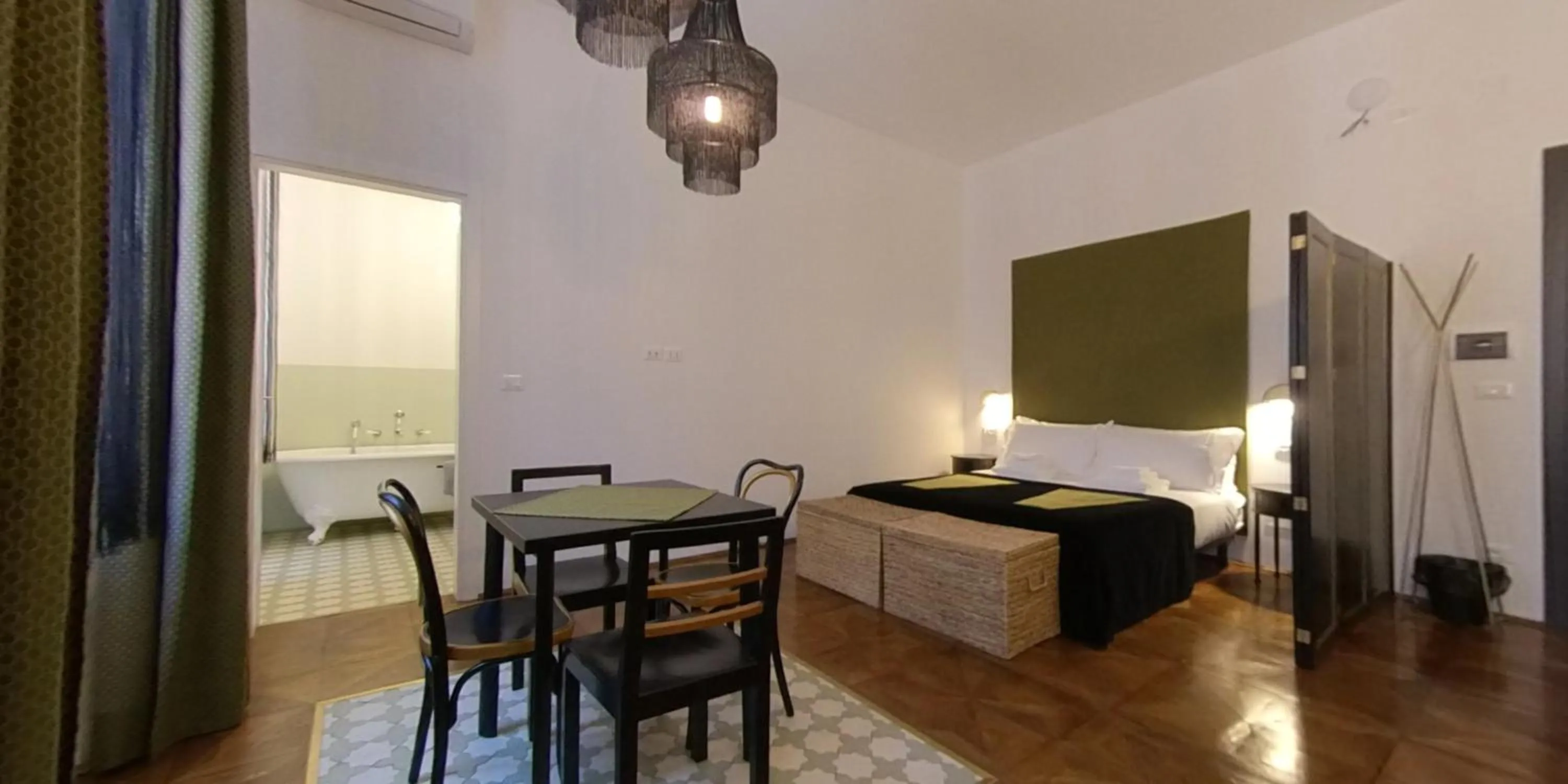 Bathroom, Bed in Dada