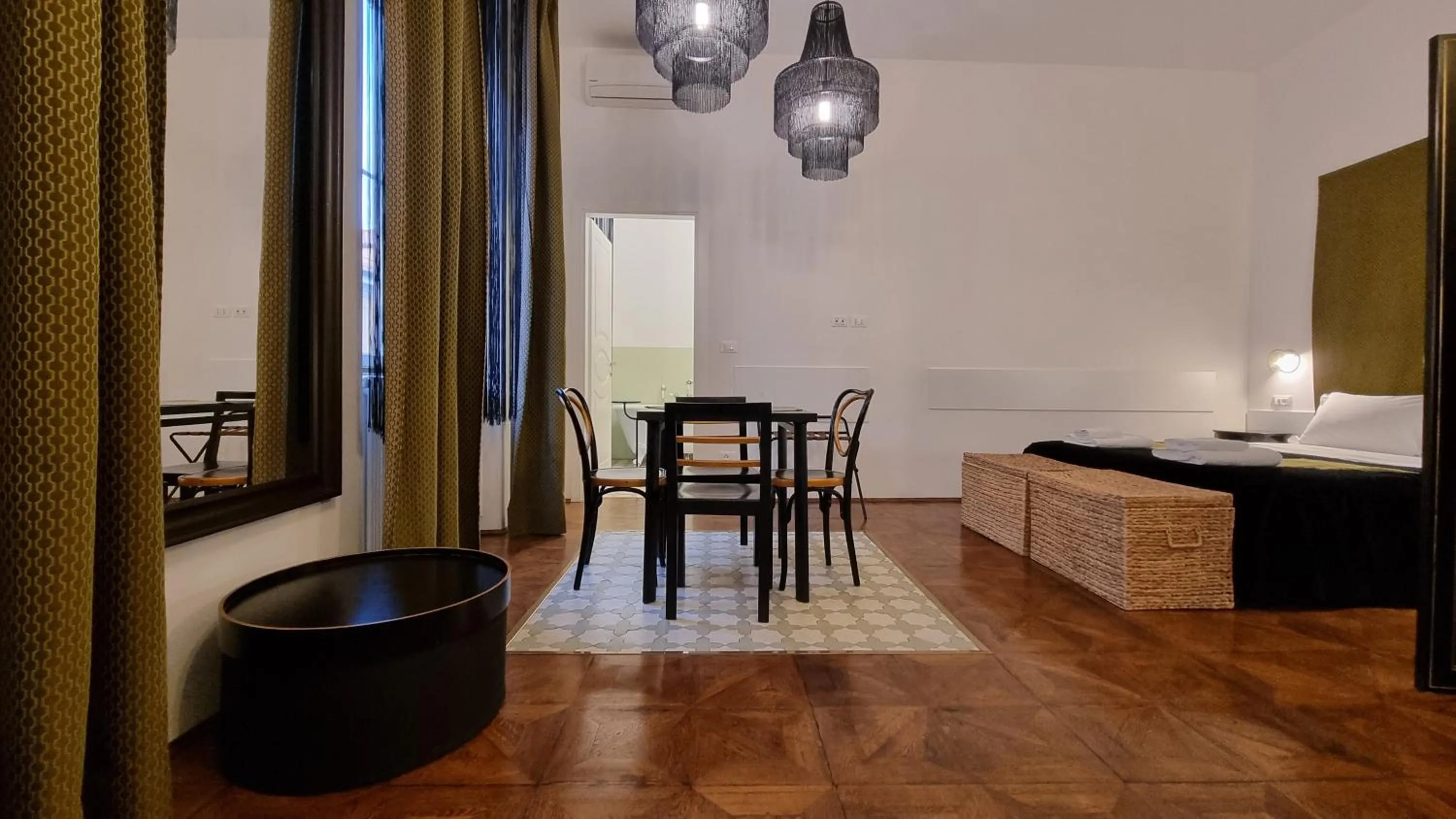 Photo of the whole room, Bed in Dada