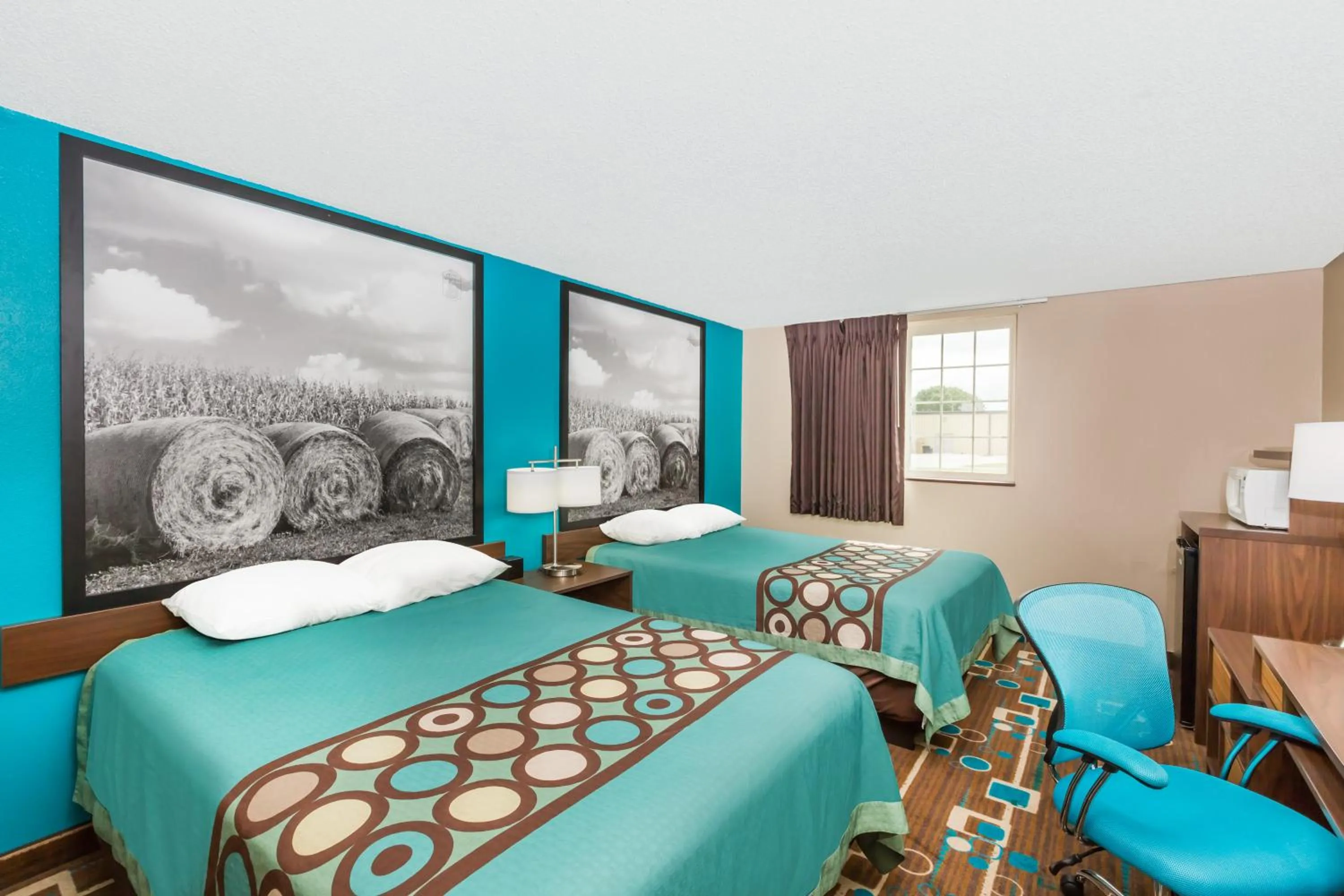 Photo of the whole room, Room Photo in Super 8 by Wyndham Spencer