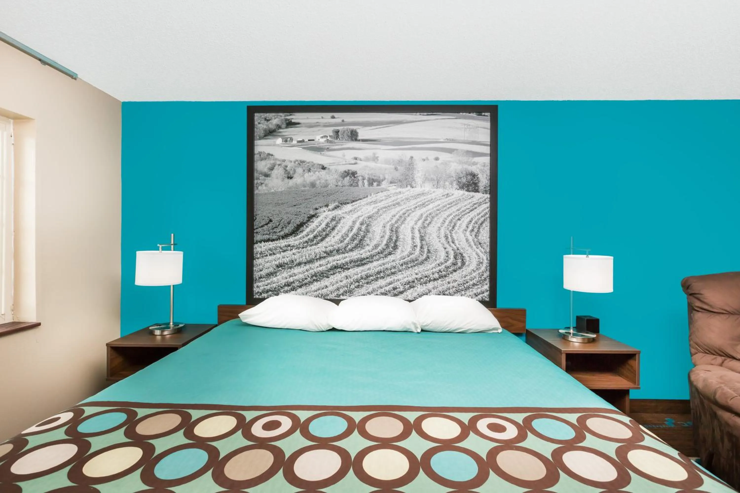 Photo of the whole room, Room Photo in Super 8 by Wyndham Spencer