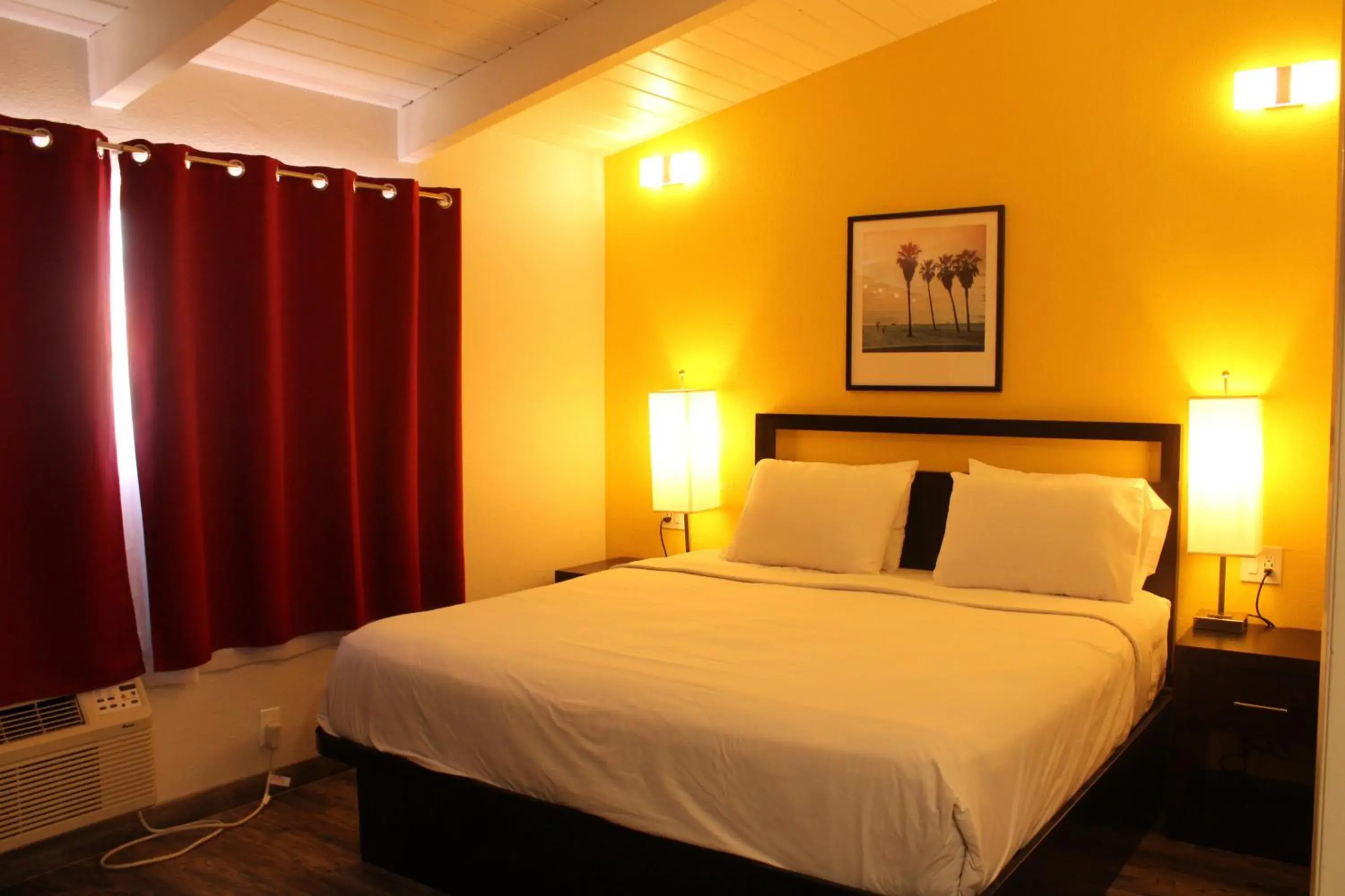 Bed in Sunset Inn Bed in Sunset Inn