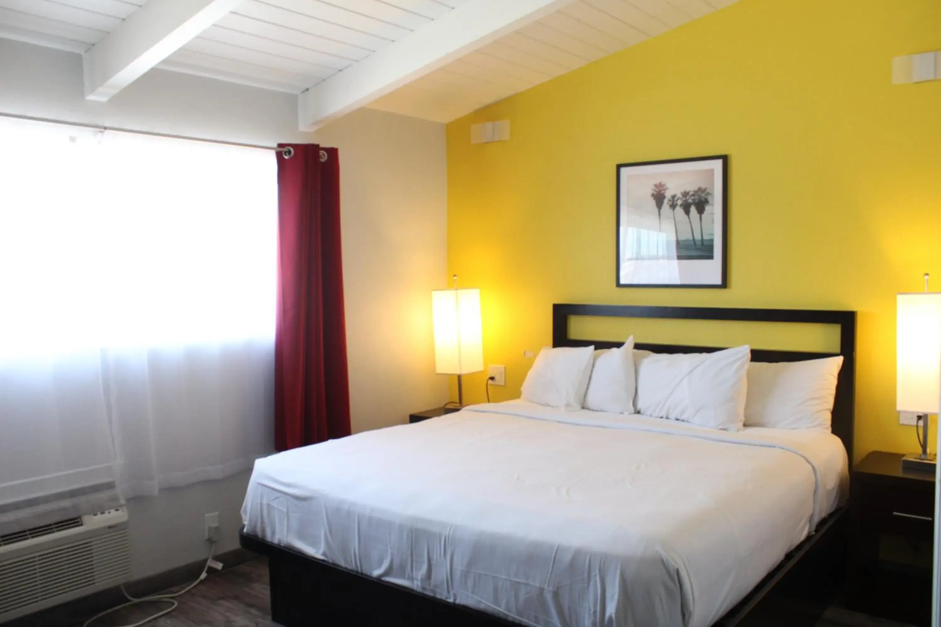 Bed in Sunset Inn Bed in Sunset Inn