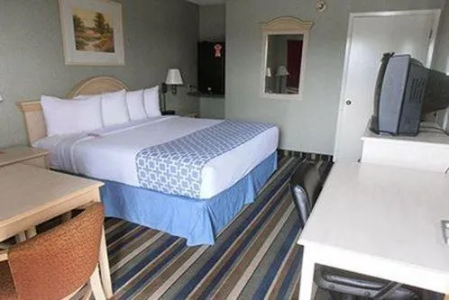 Bed in Econo Lodge Falfurrias Hwy 281