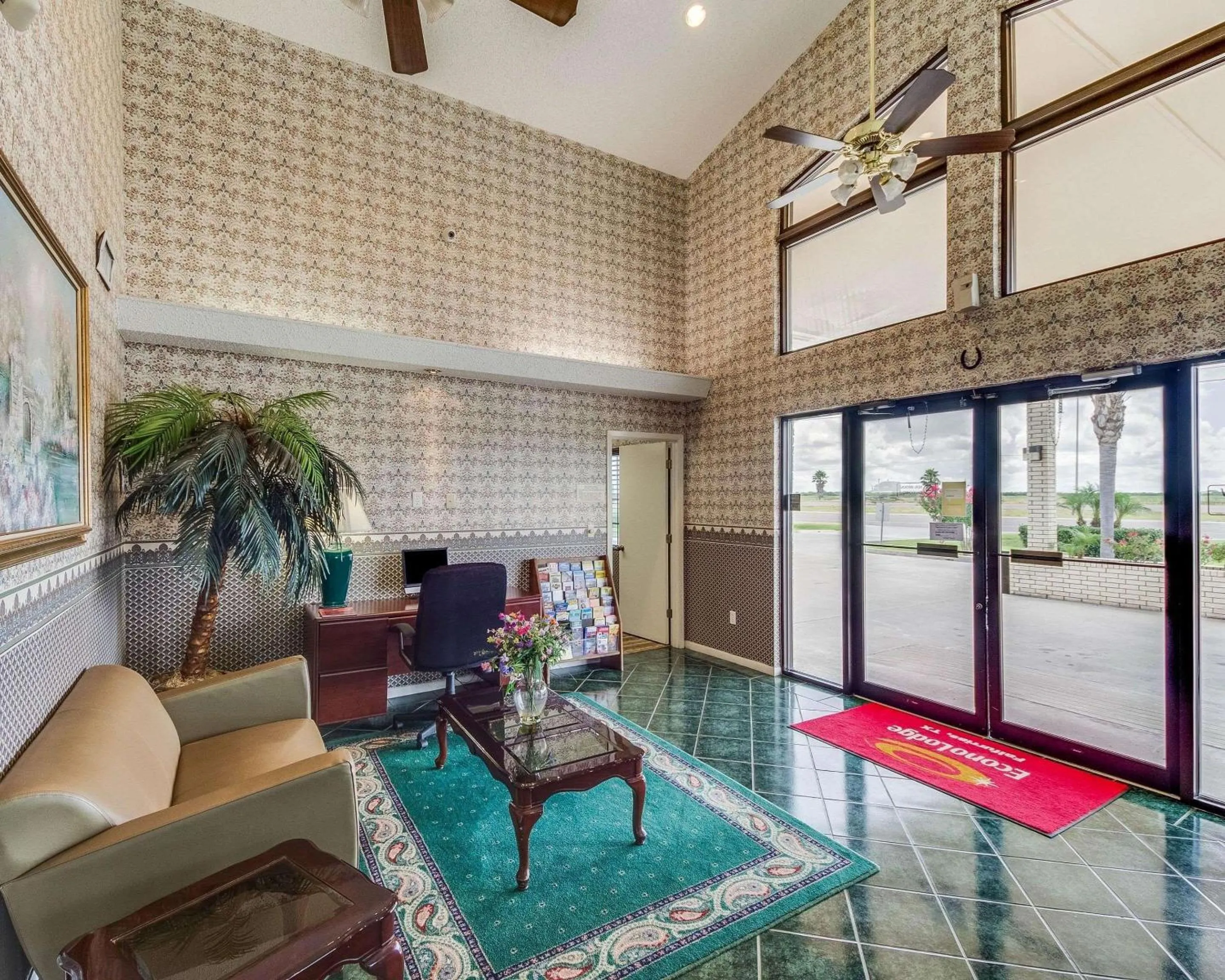 Lobby or reception in Econo Lodge Falfurrias Hwy 281