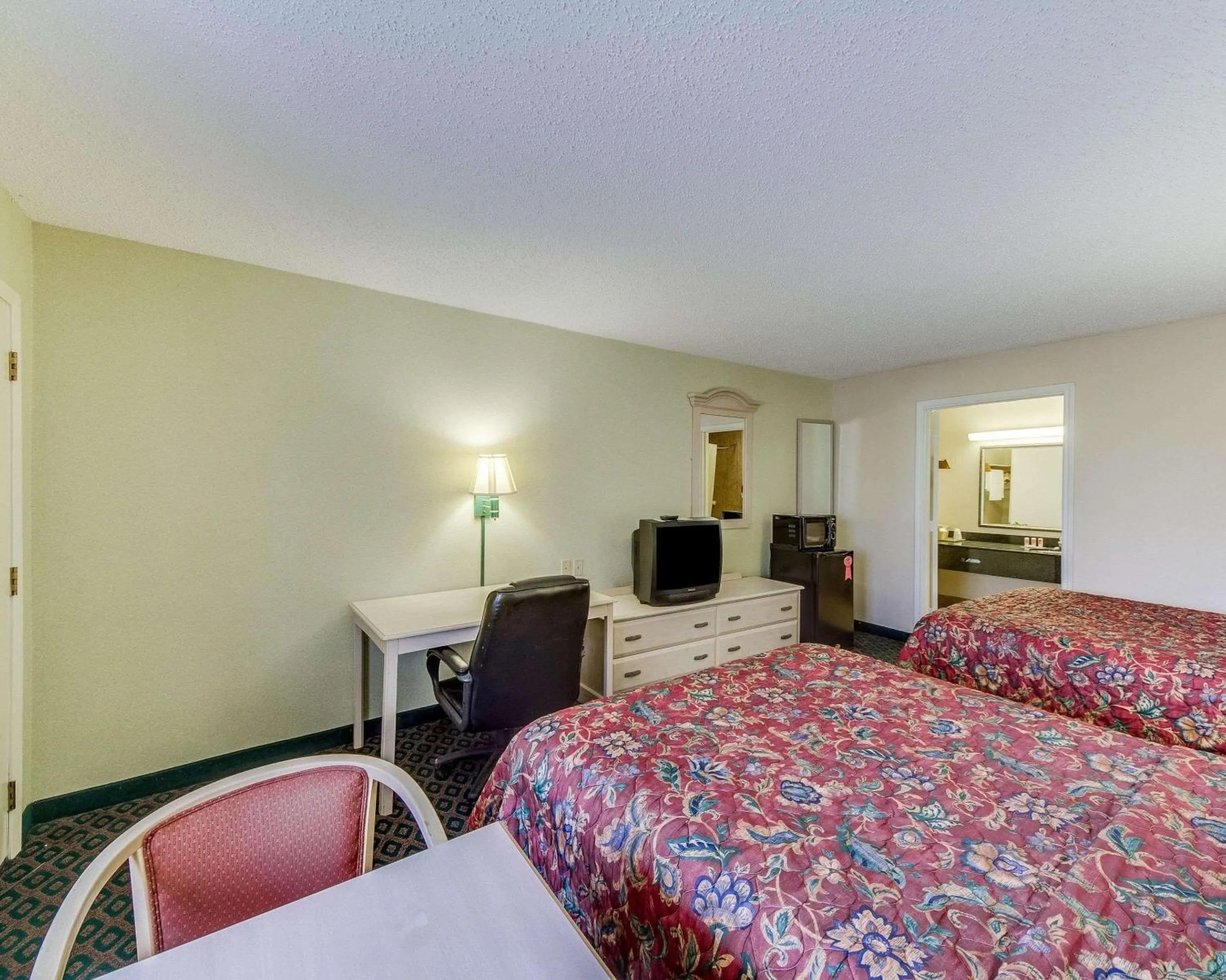 Photo of the whole room, Bed in Econo Lodge Falfurrias Hwy 281