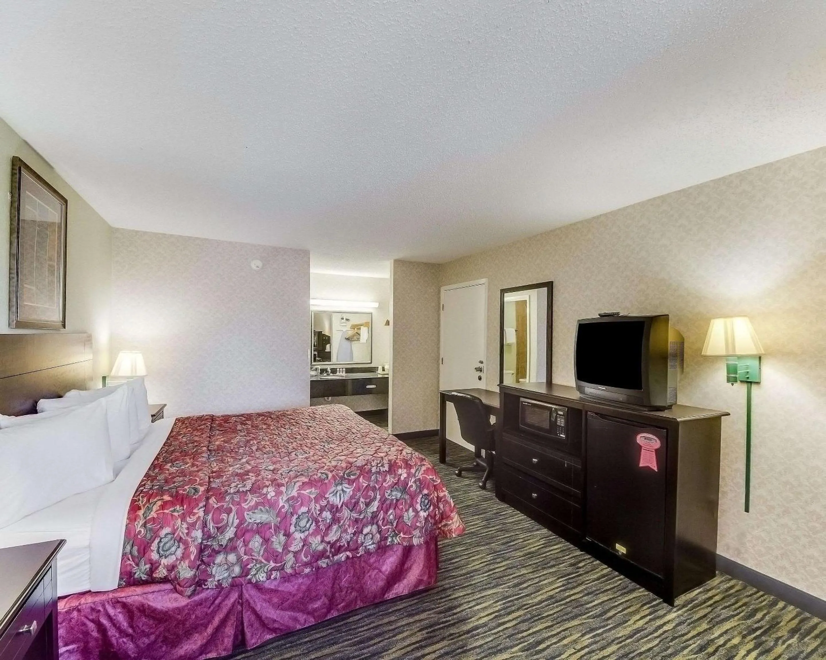 Photo of the whole room, Bed in Econo Lodge Falfurrias Hwy 281