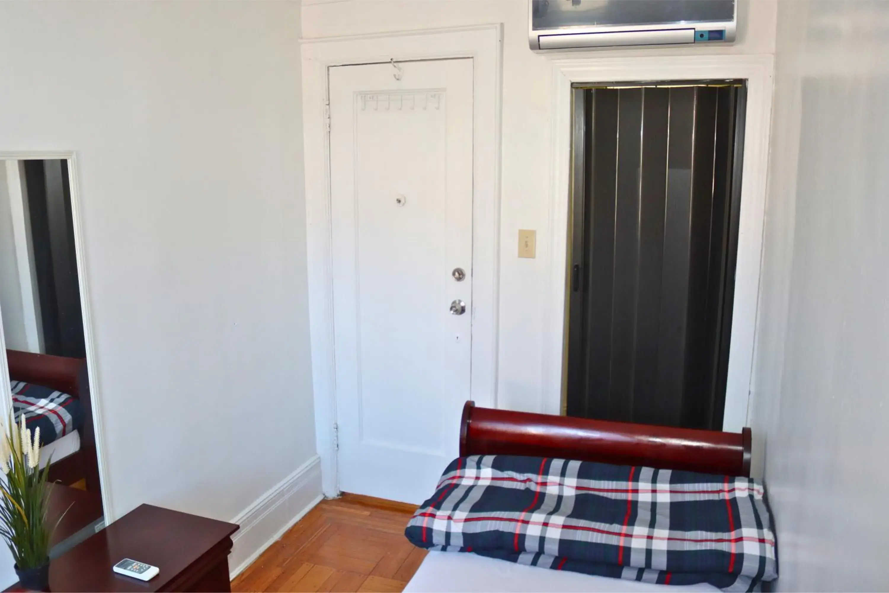 Single Room Street View - single occupancy in KLO Guest House Single Room Street View - single occupancy in KLO Guest House