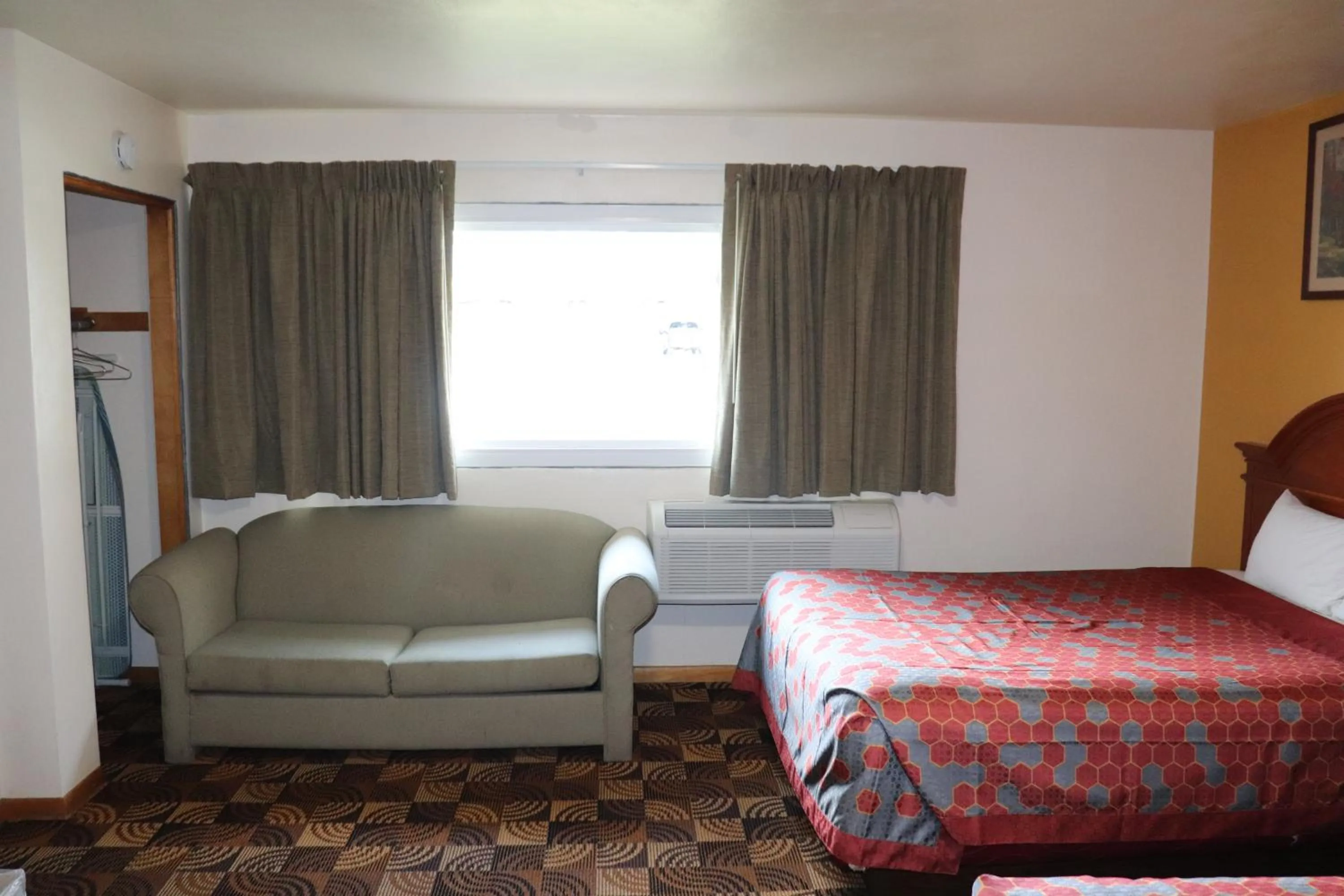 Seating area, Bed in Best Nights Inn - Sparta