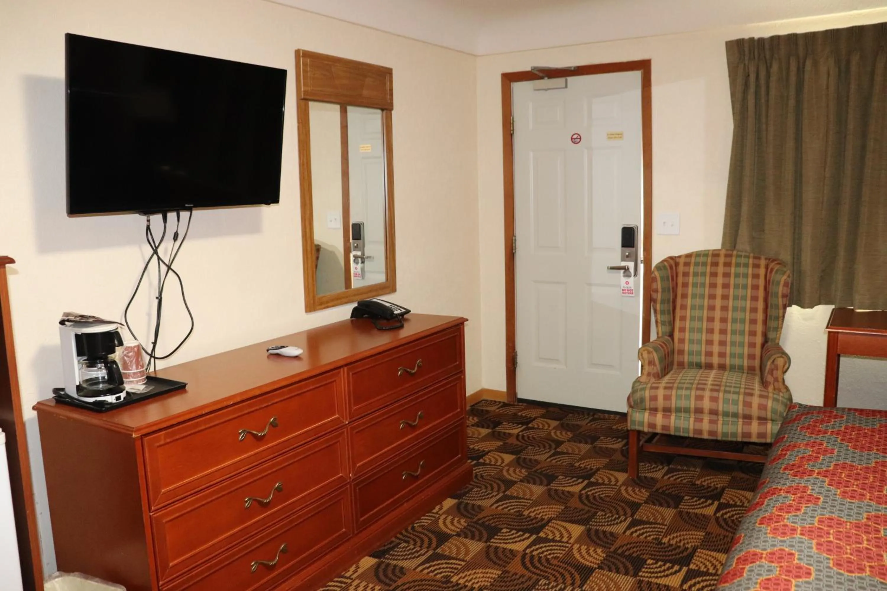 TV and multimedia in Best Nights Inn - Sparta