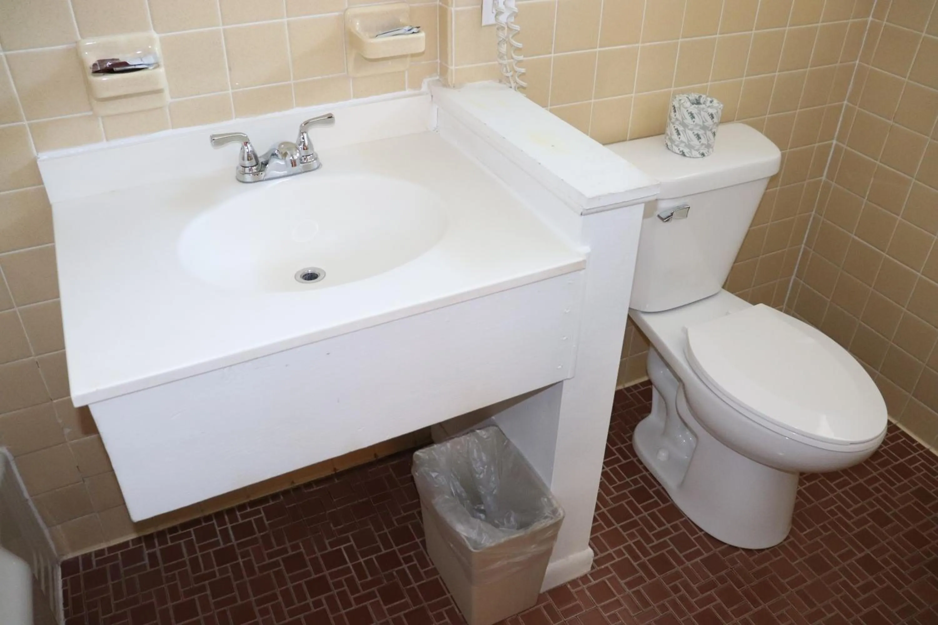 Toilet in Best Nights Inn - Sparta