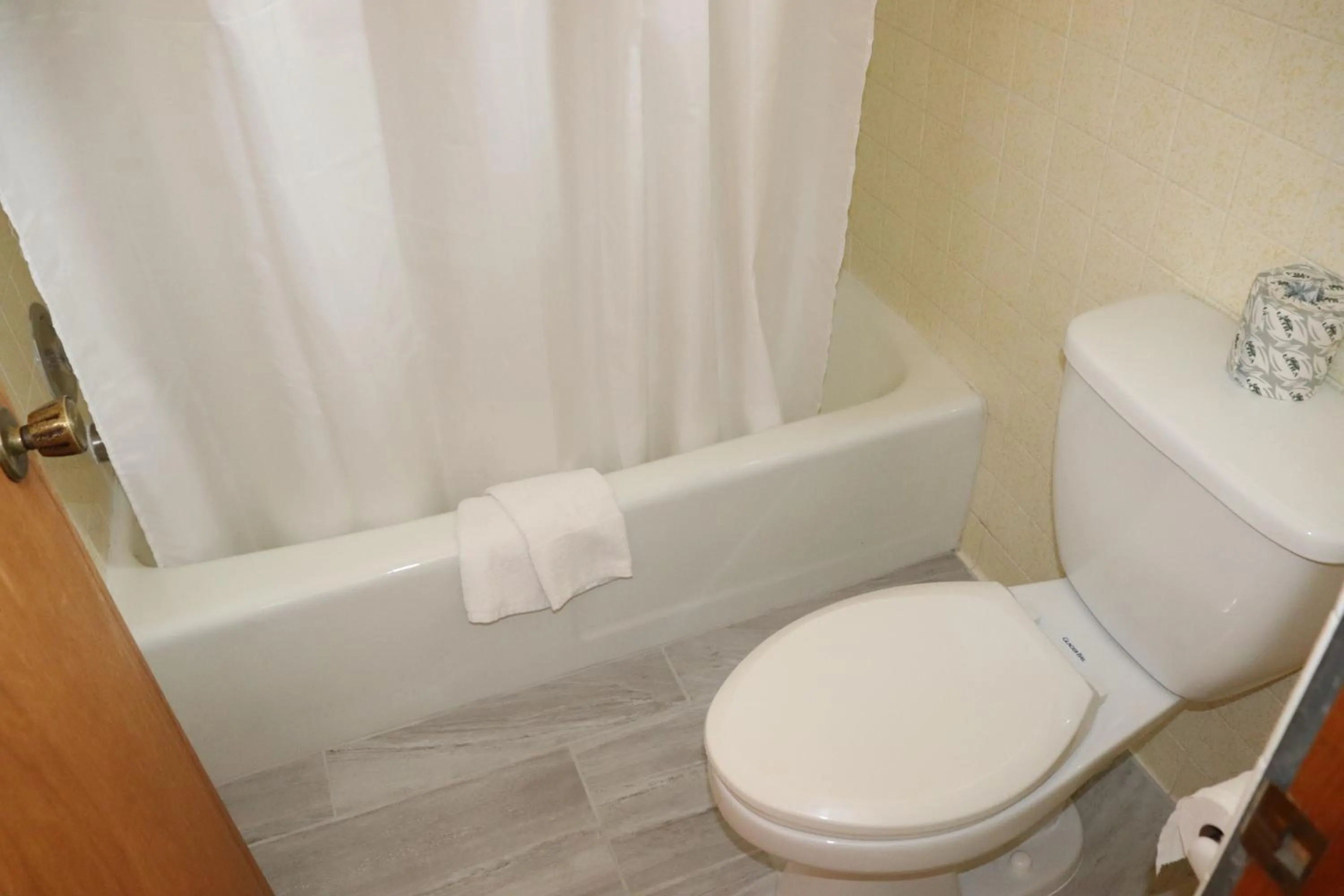 Toilet in Best Nights Inn - Sparta