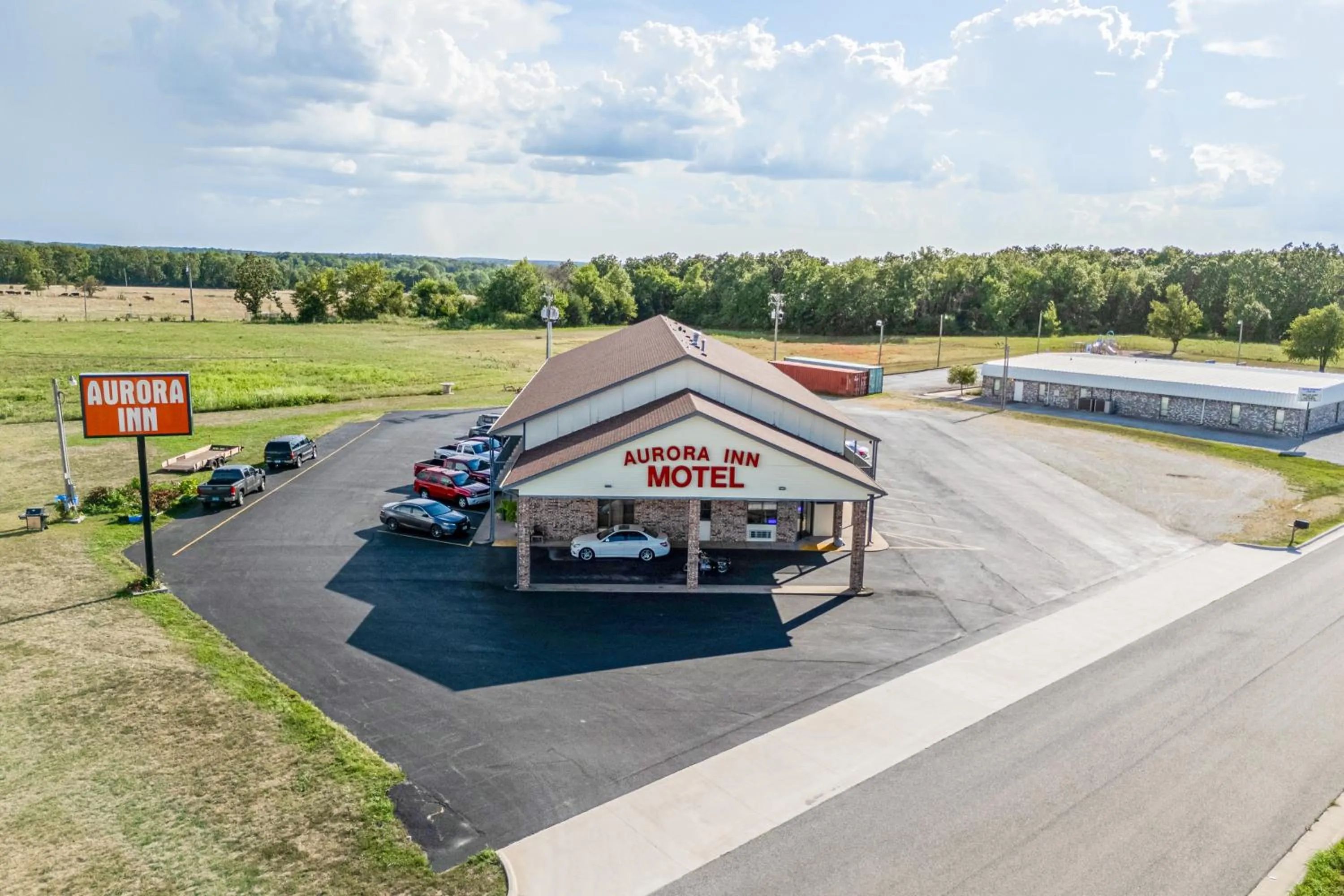 Property building in Capital O Aurora Inn Monett US 60