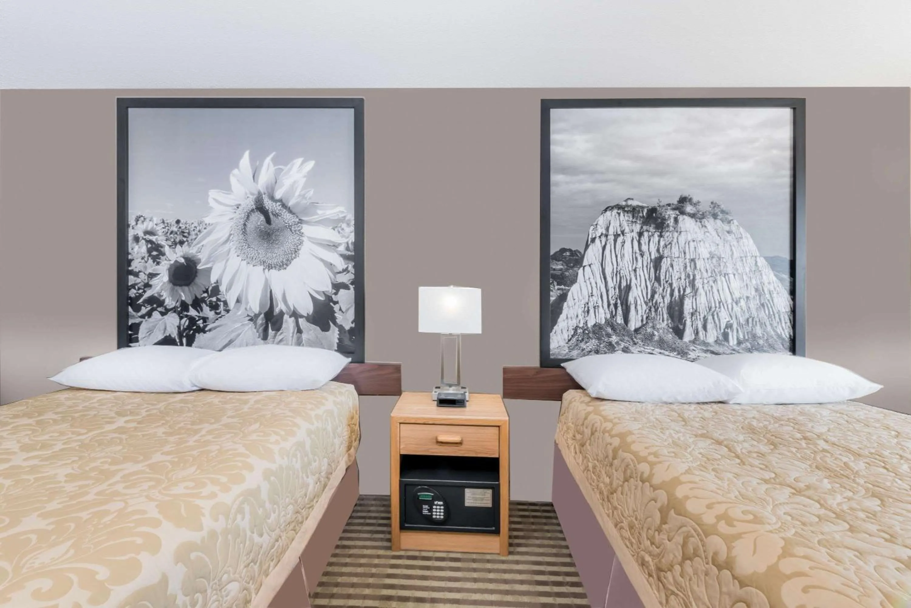 On site, Bed in Super 8 by Wyndham Bowman