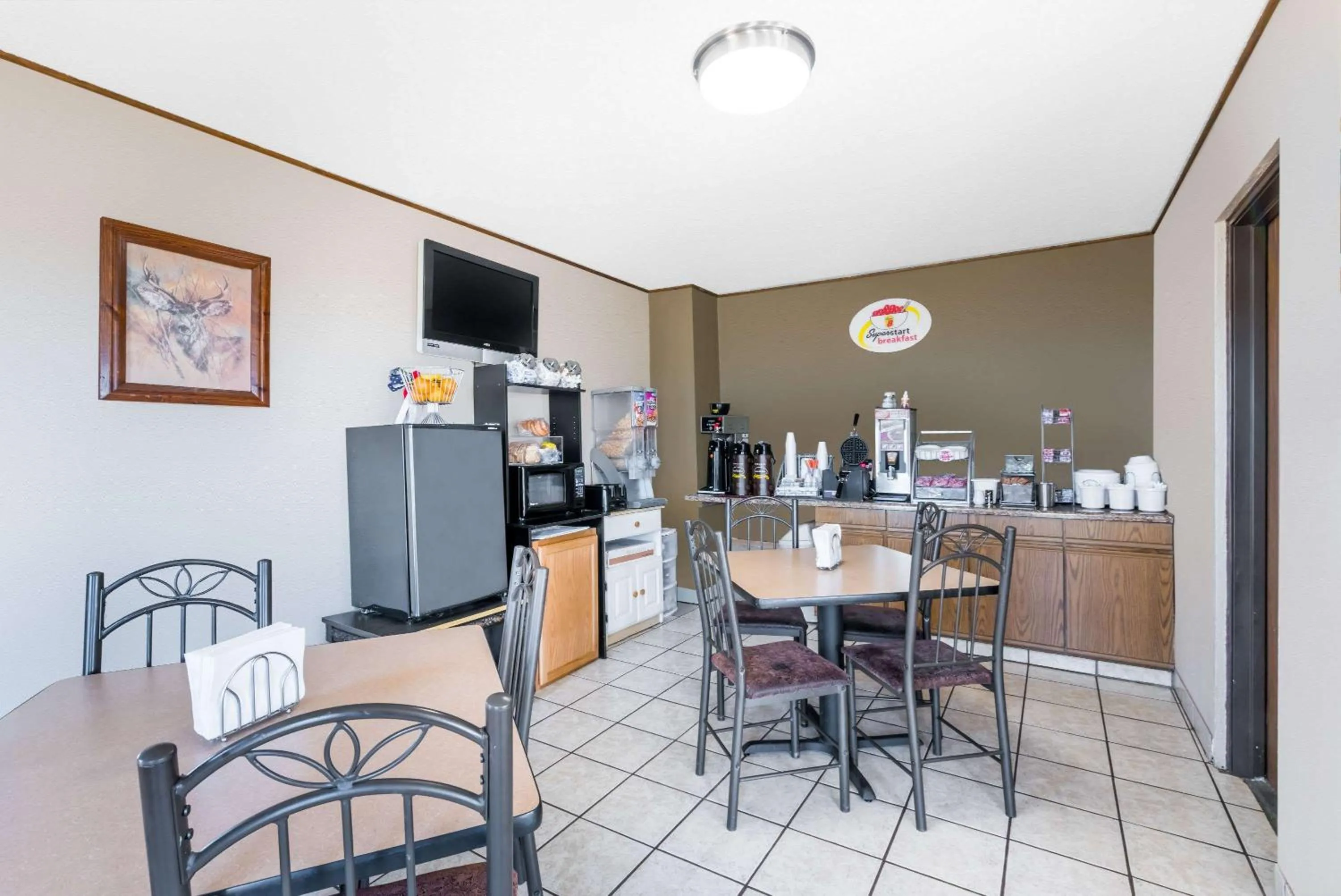 Restaurant/places to eat in Super 8 by Wyndham Bowman