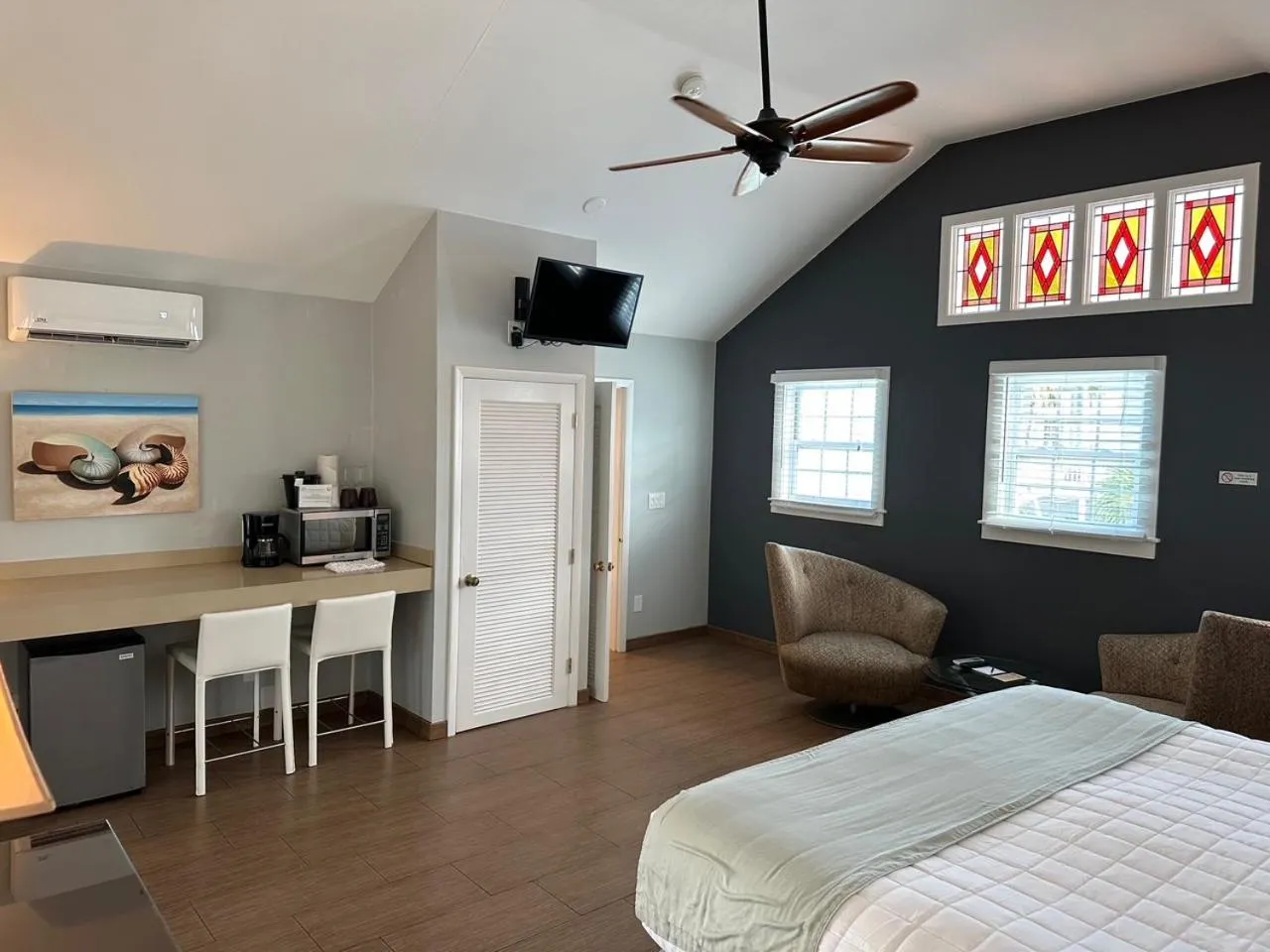 Seating area, Bed in Douglas House