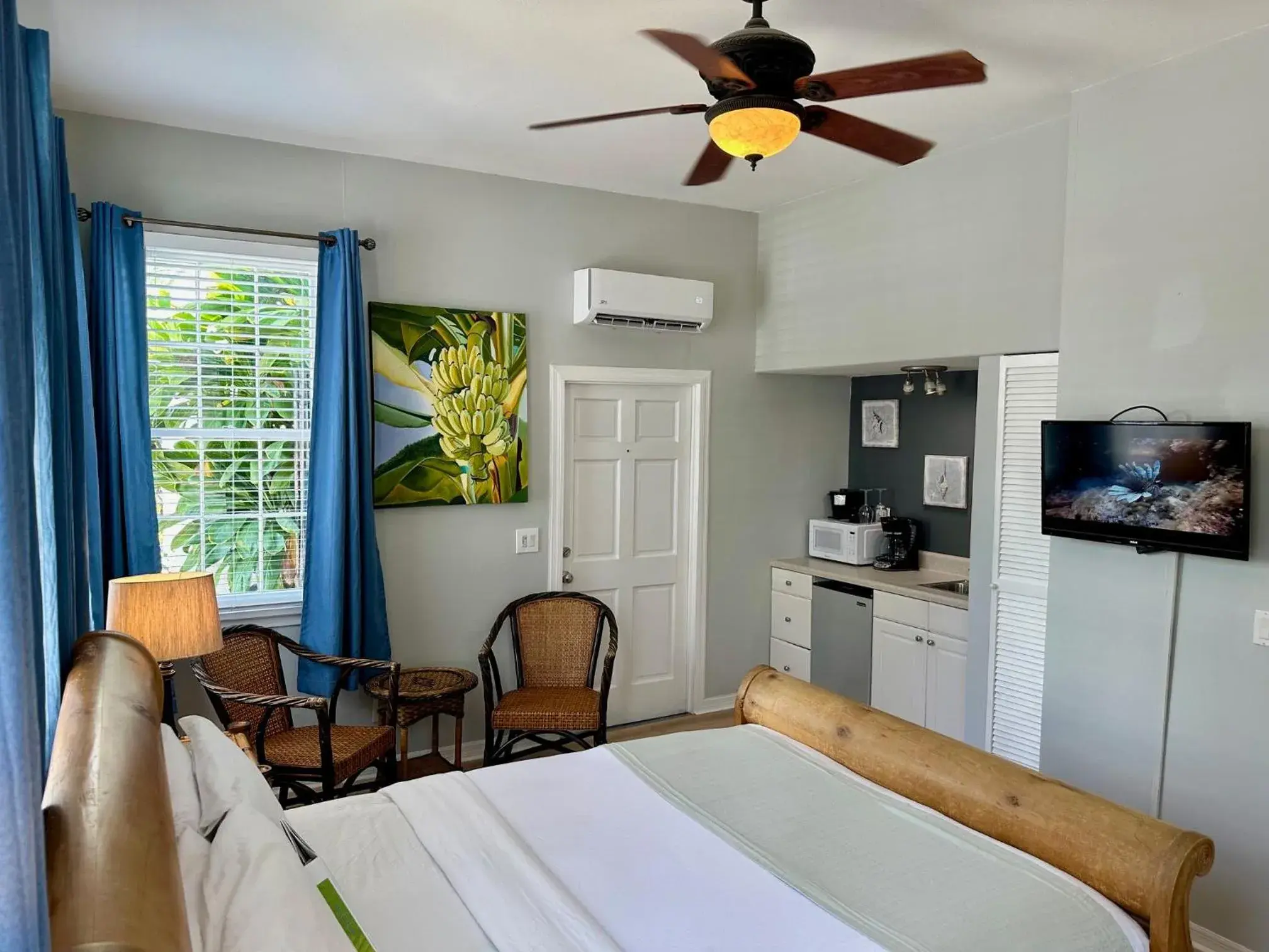 Queen Room in Douglas House Queen Room in Douglas House