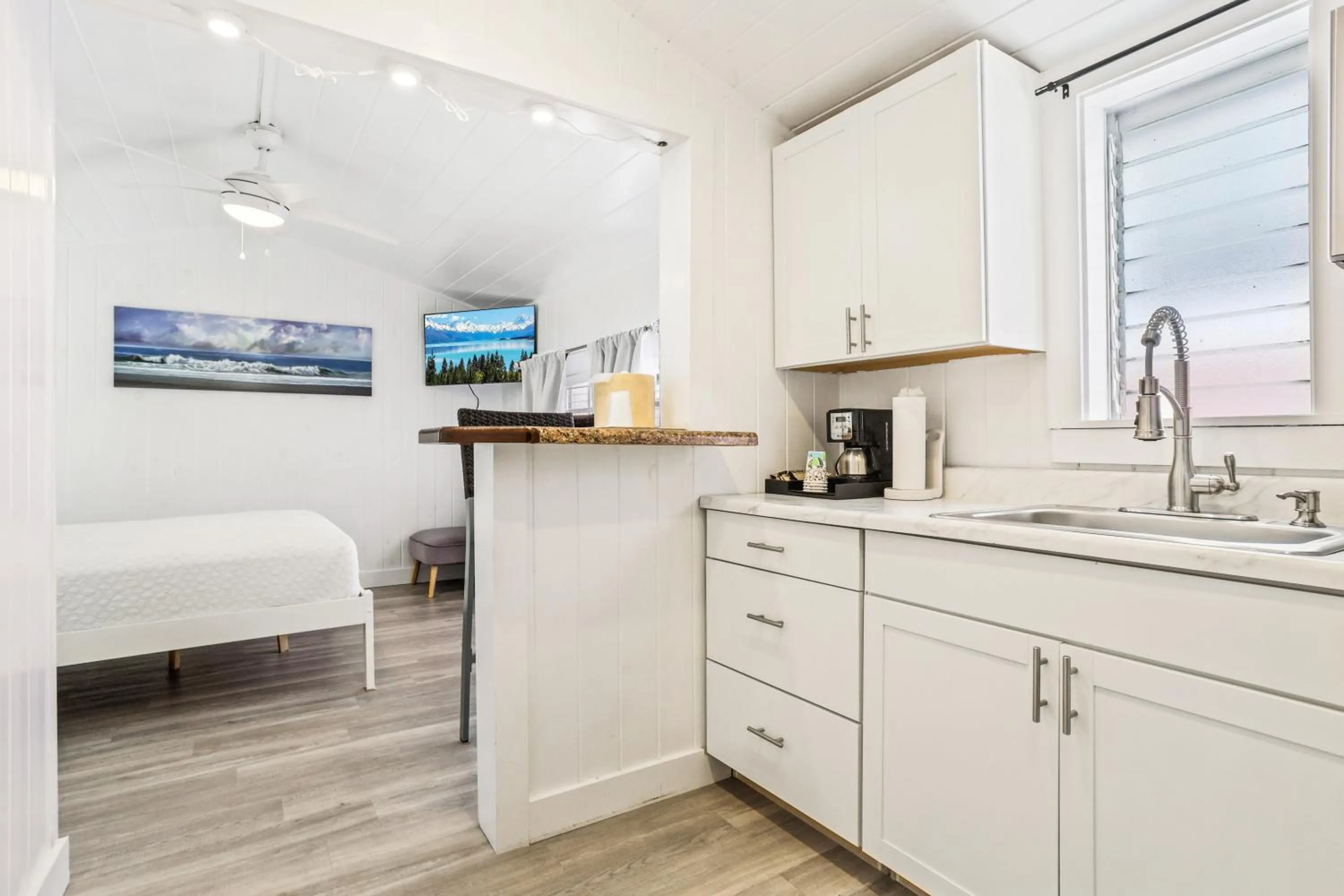 Kitchen or kitchenette in The Palms Hotel