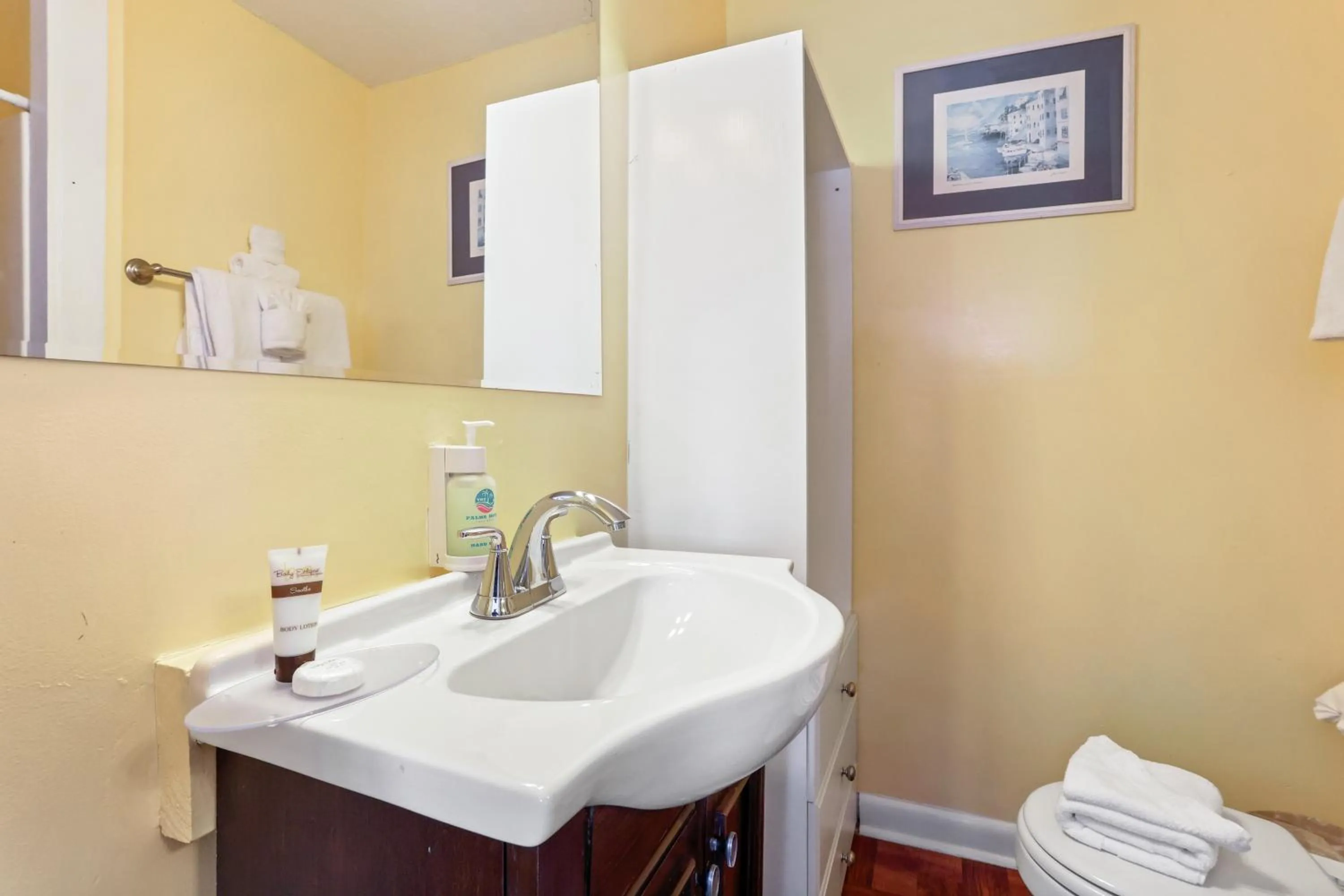 Bedroom in The Palms Hotel