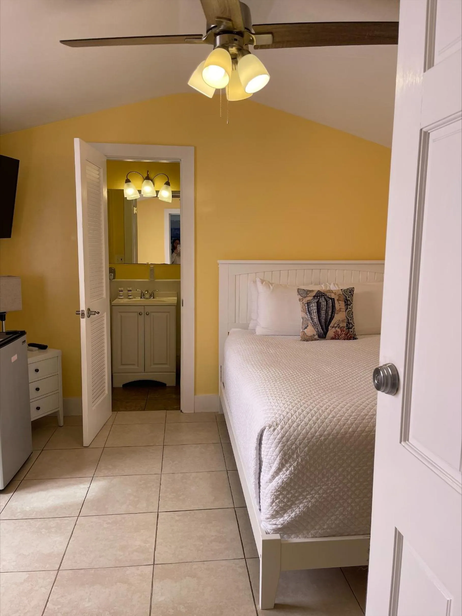 Photo of the whole room, Bed in The Palms Hotel