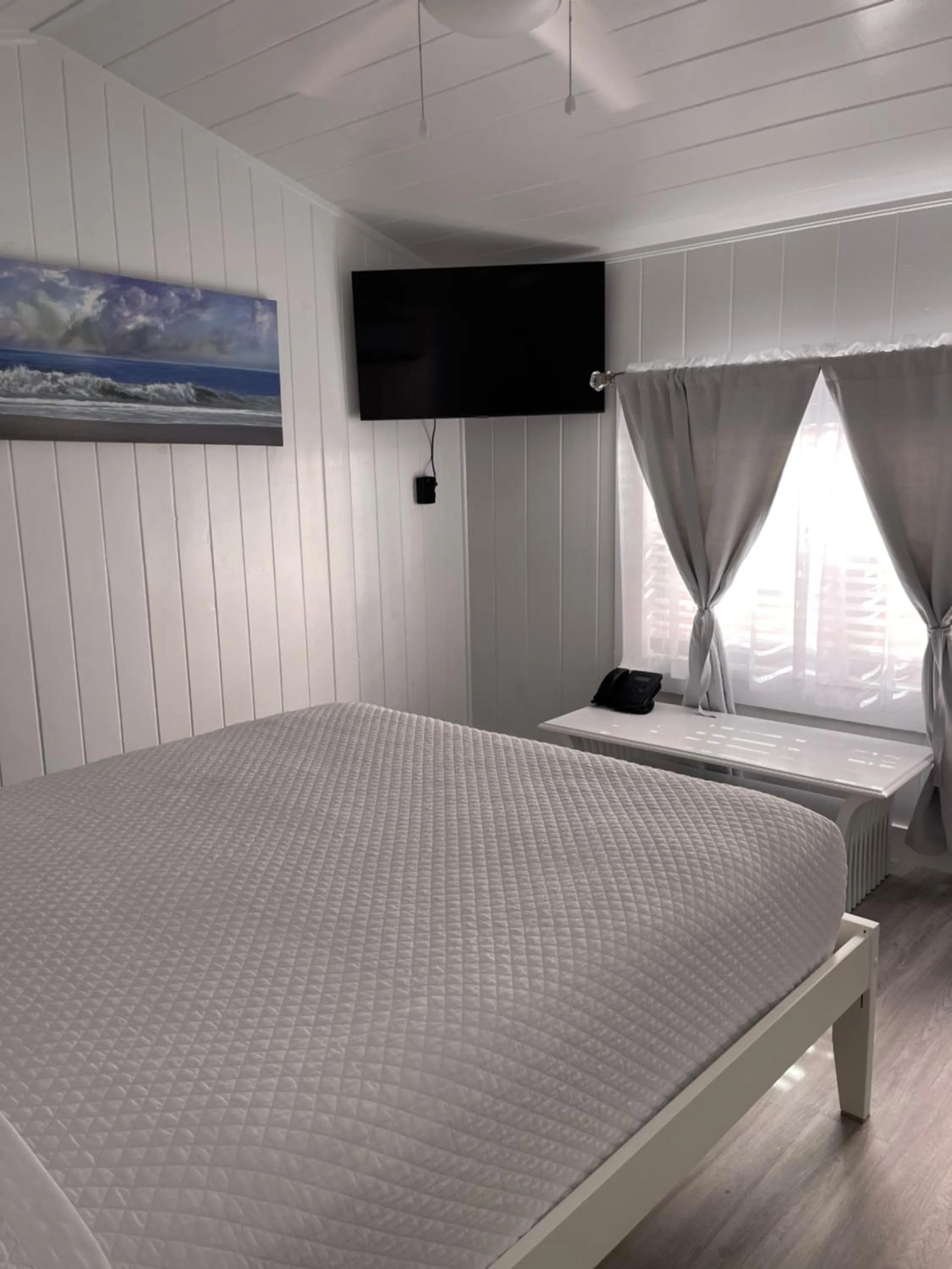 Photo of the whole room, Bed in The Palms Hotel