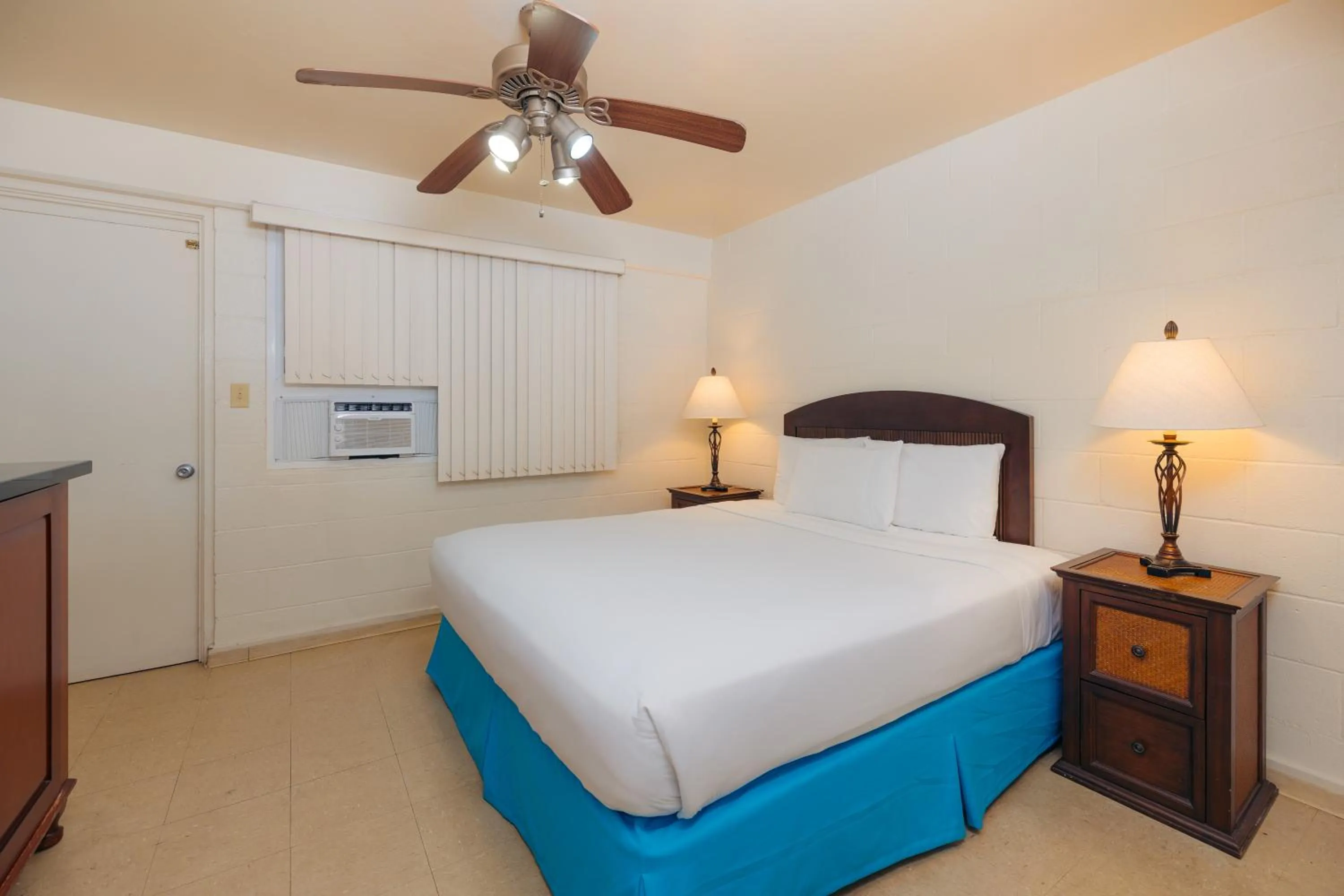 Bed in Waikiki Heritage Hotel