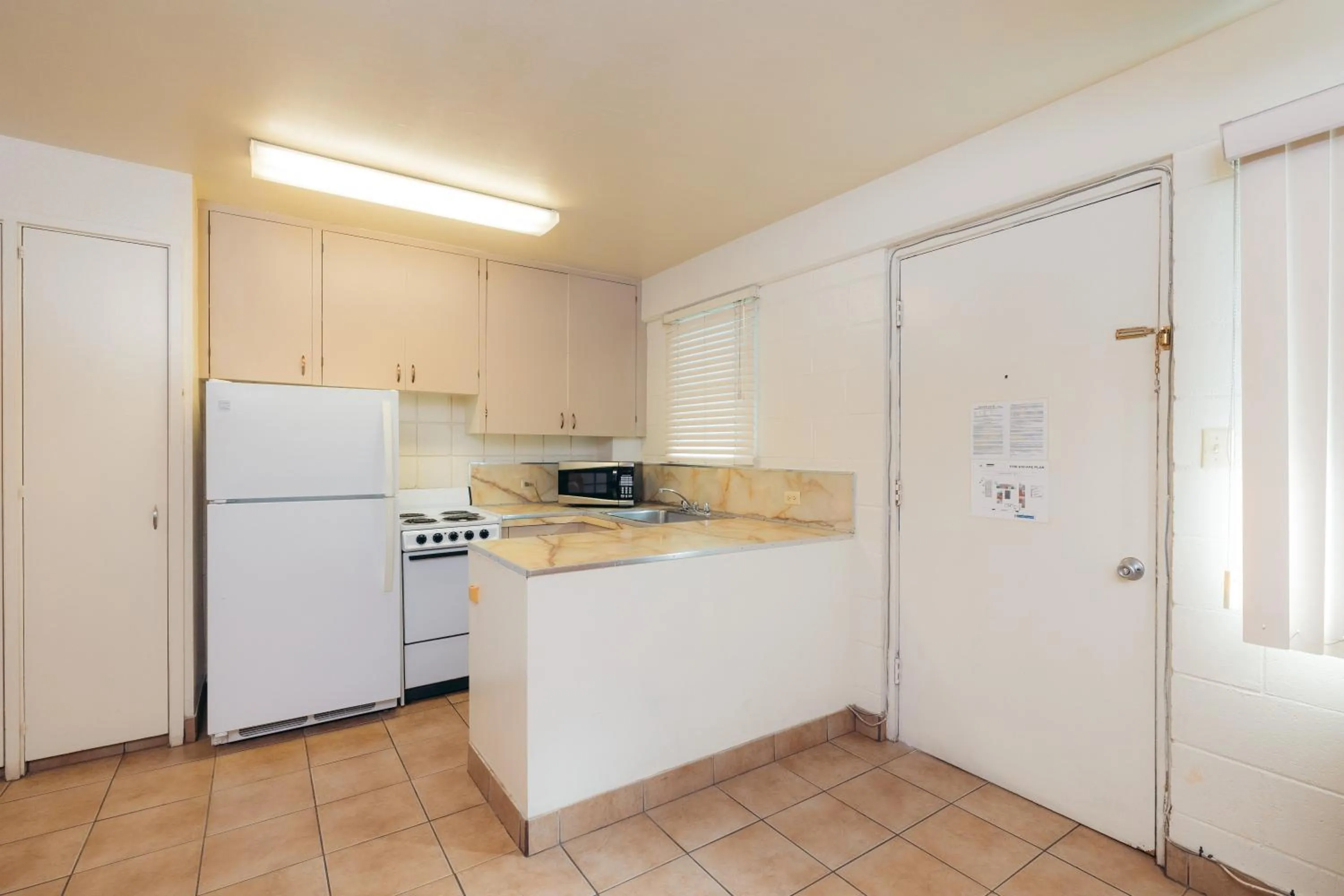 Kitchen or kitchenette in Waikiki Heritage Hotel