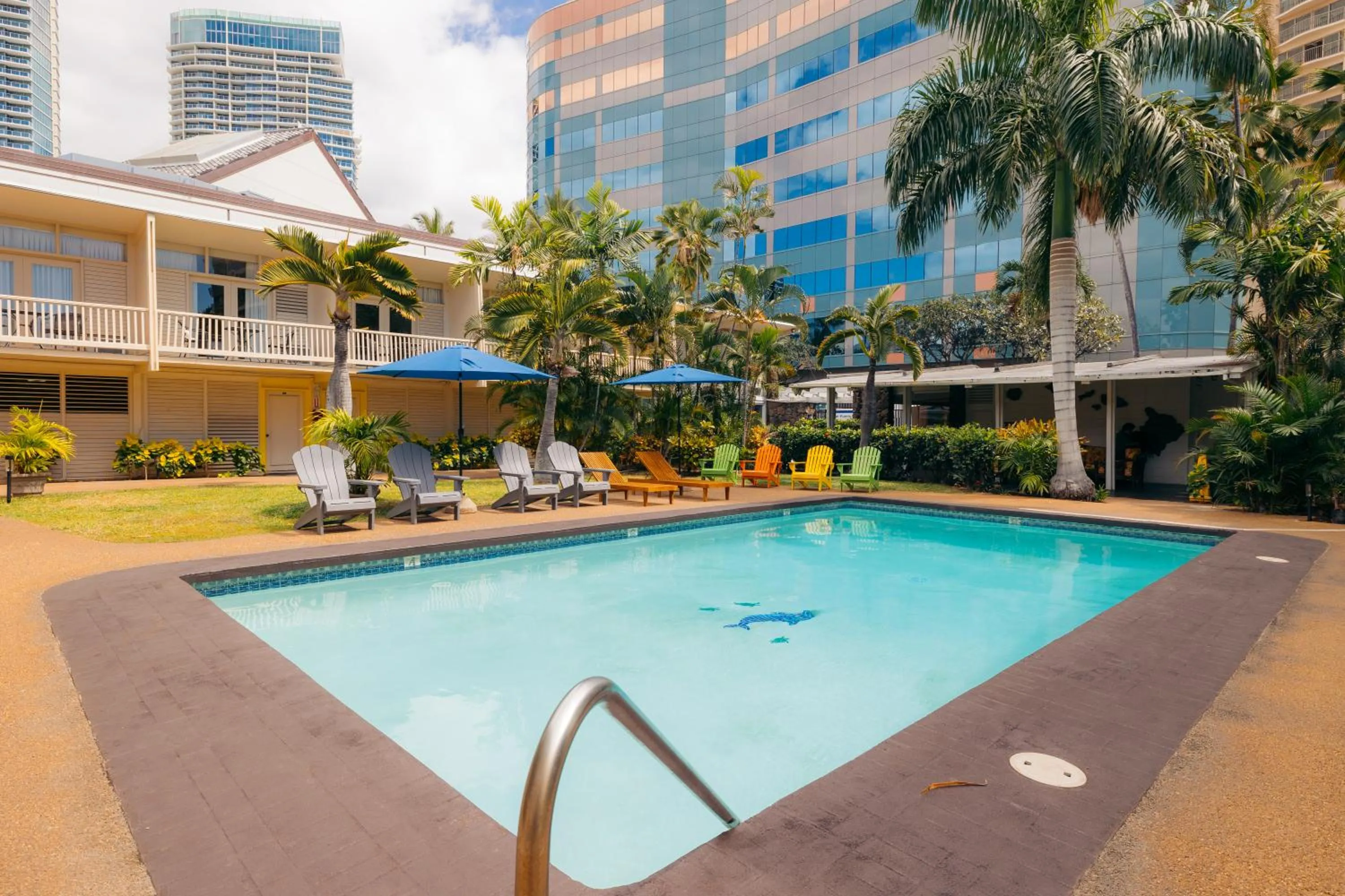 Swimming pool in Waikiki Heritage Hotel
