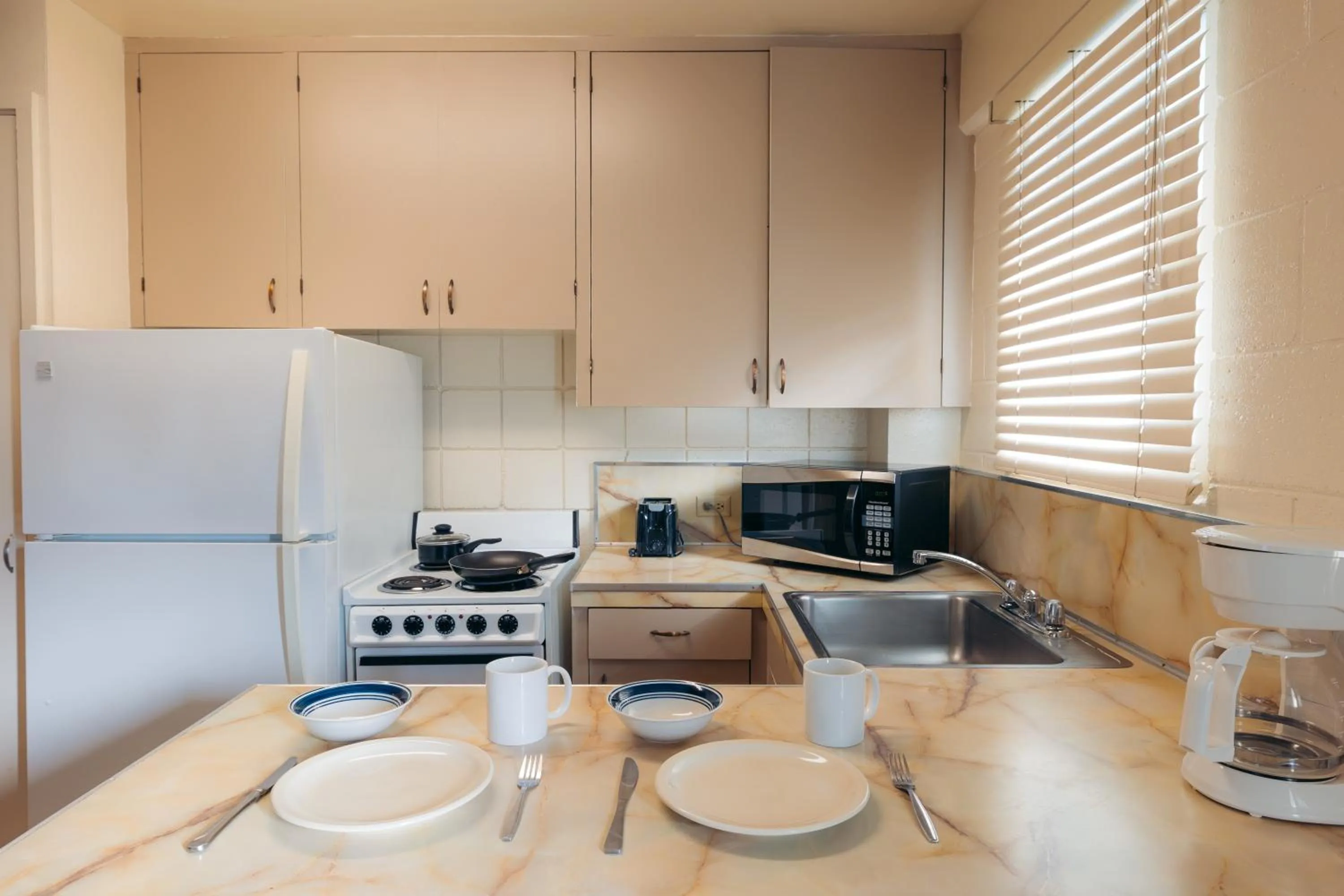 Kitchen or kitchenette in Waikiki Heritage Hotel