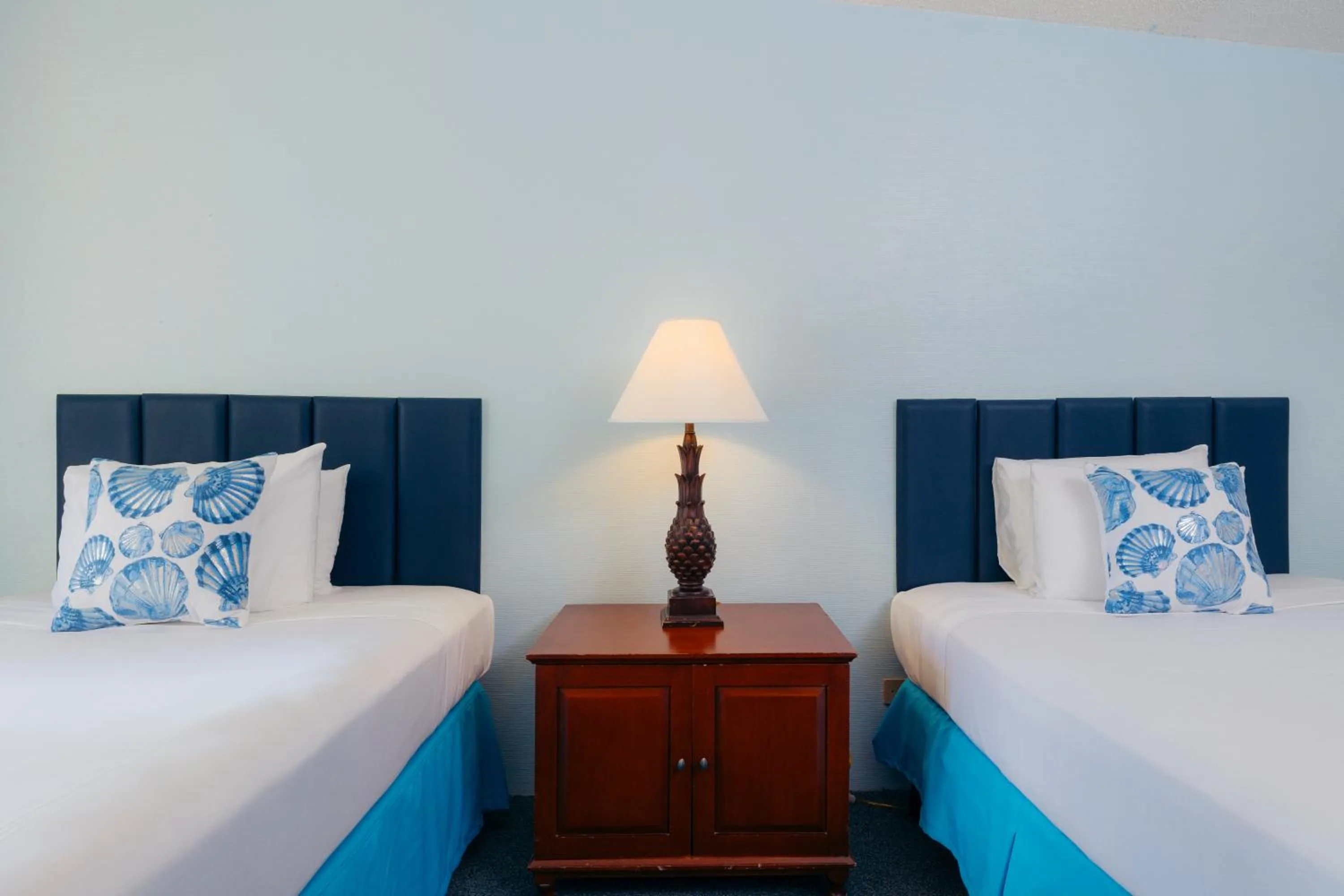 Bed in Waikiki Heritage Hotel