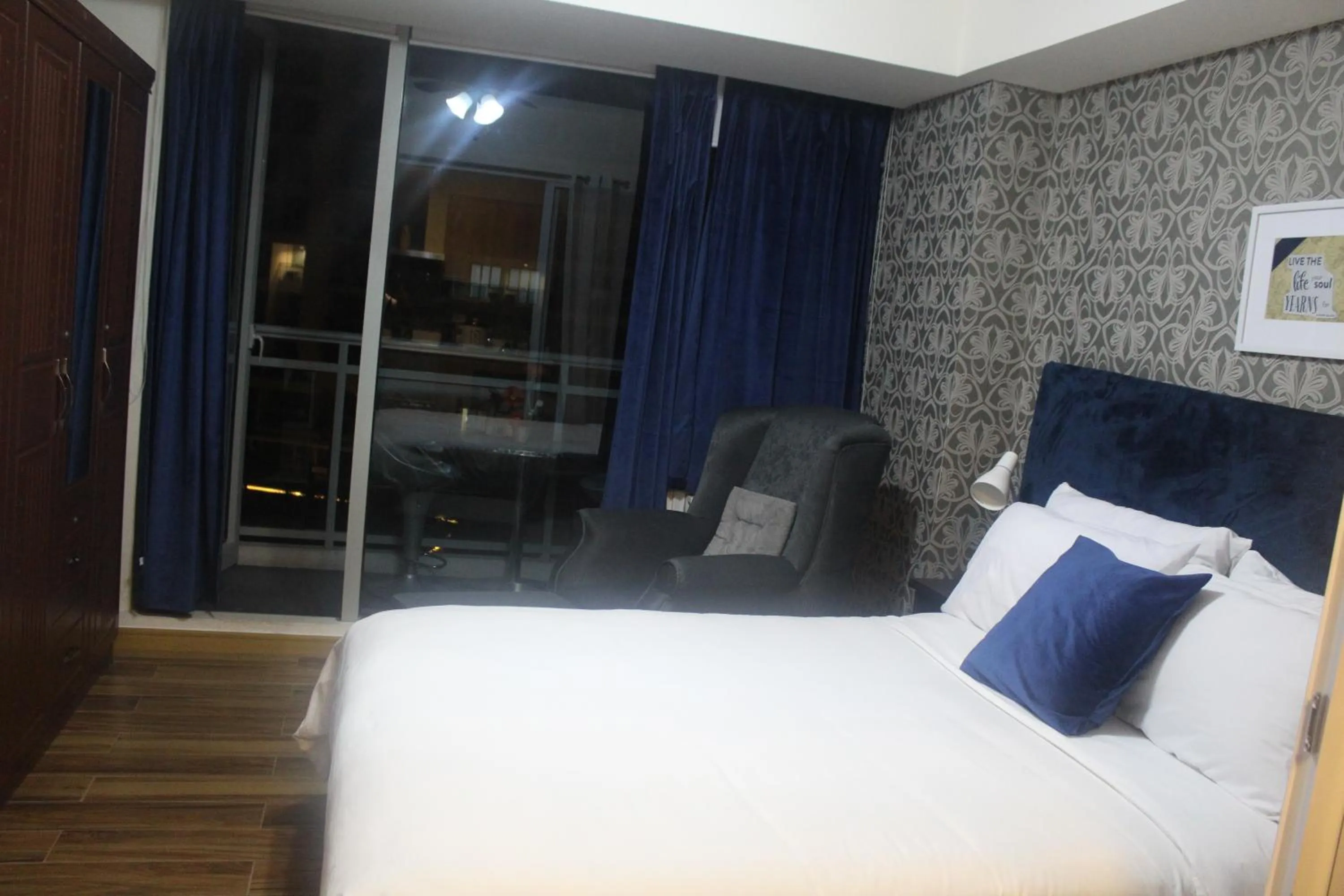 Bed in AZURE C4 BEACHPOOL balcony wifi MULTIPLE UNITS