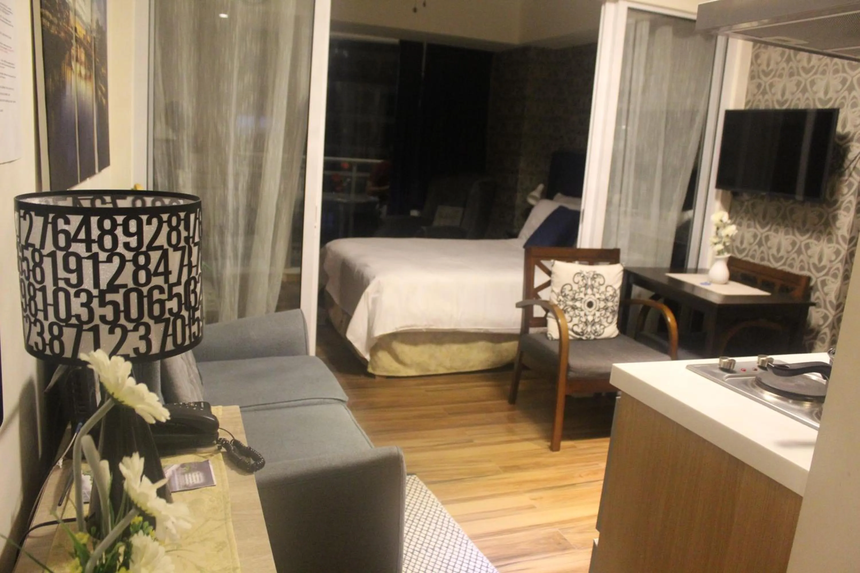 AZURE C4 BEACHPOOL balcony wifi MULTIPLE UNITS