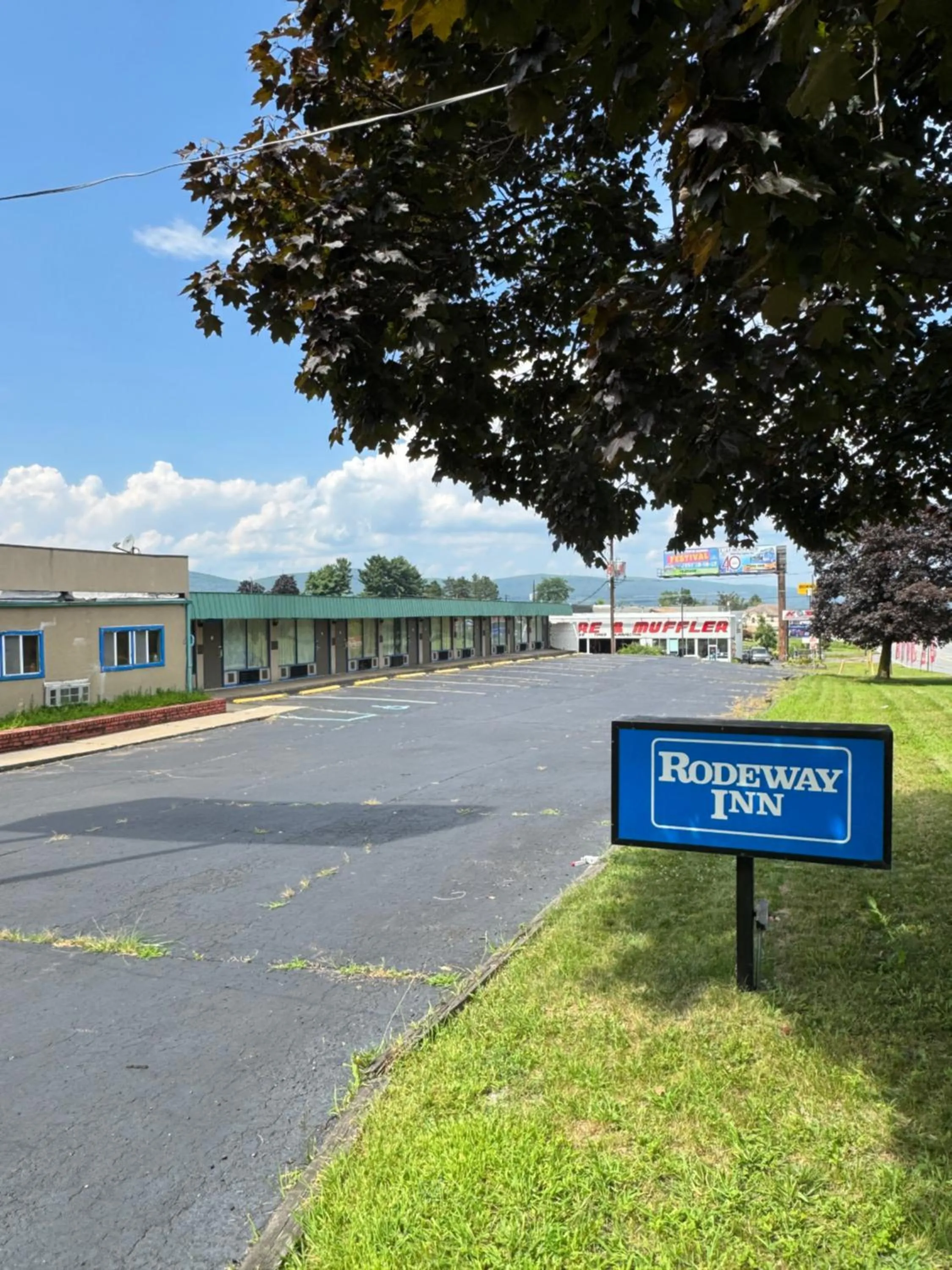 Property building in Rodeway Inn Dunmore