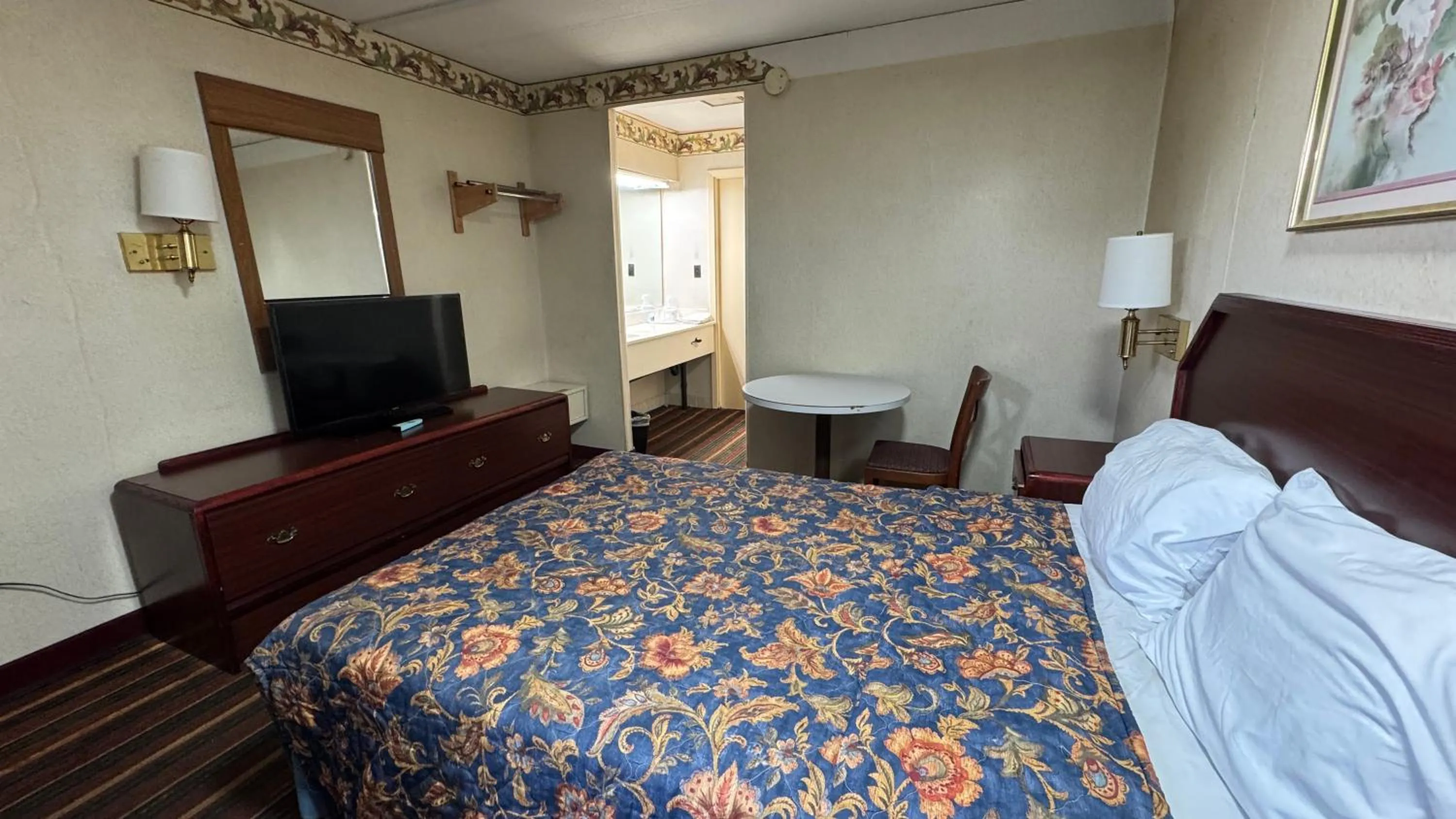 TV and multimedia, Bed in Rodeway Inn Dunmore