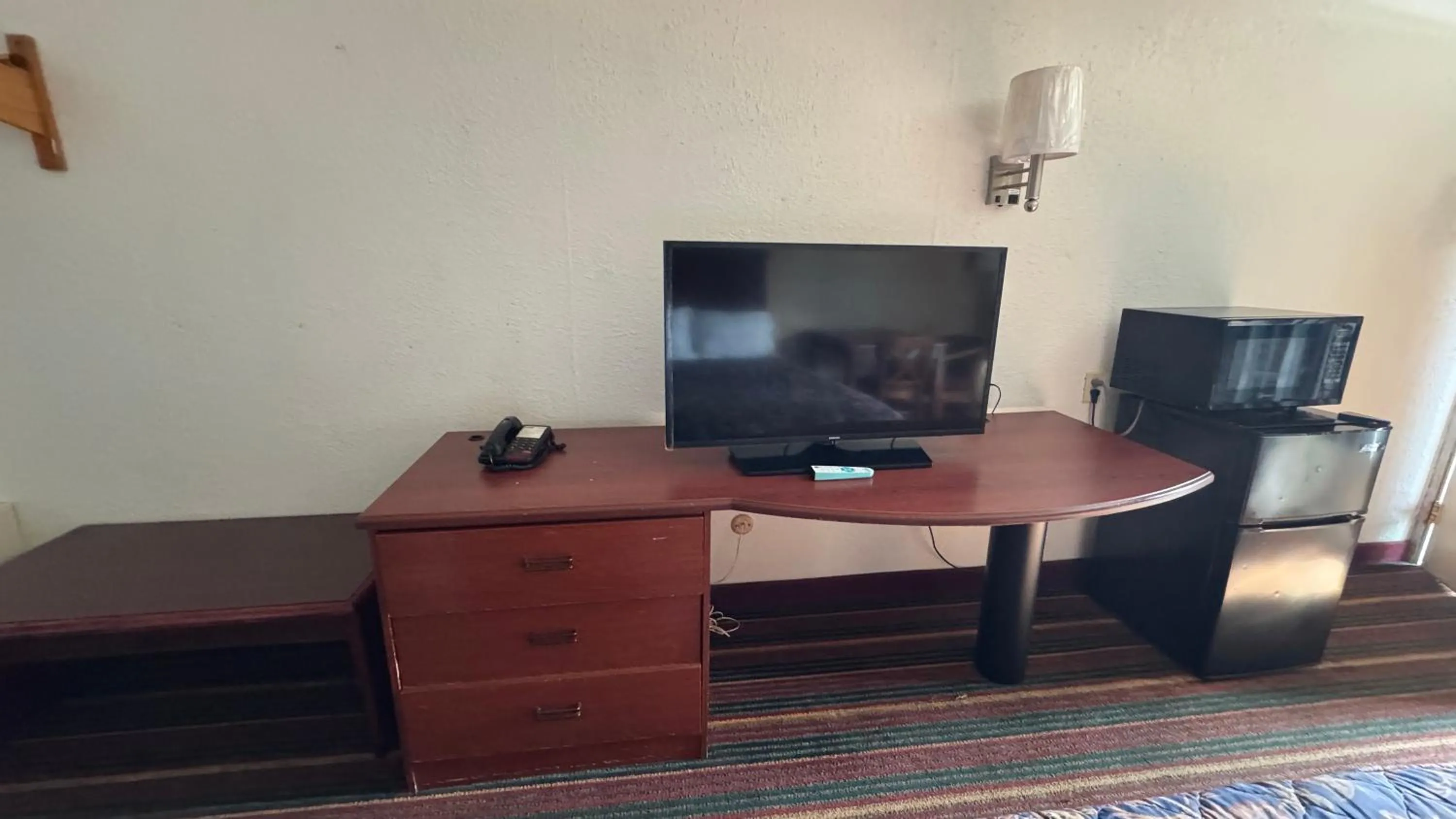 TV and multimedia in Rodeway Inn Dunmore