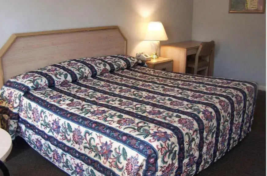 King Suite with Sofa Bed in Celebration Inn King Suite with Sofa Bed in Celebration Inn