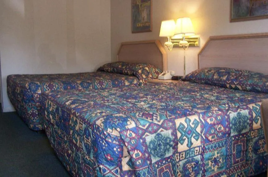 Standard Queen Room with Two Queen Beds in Celebration Inn
