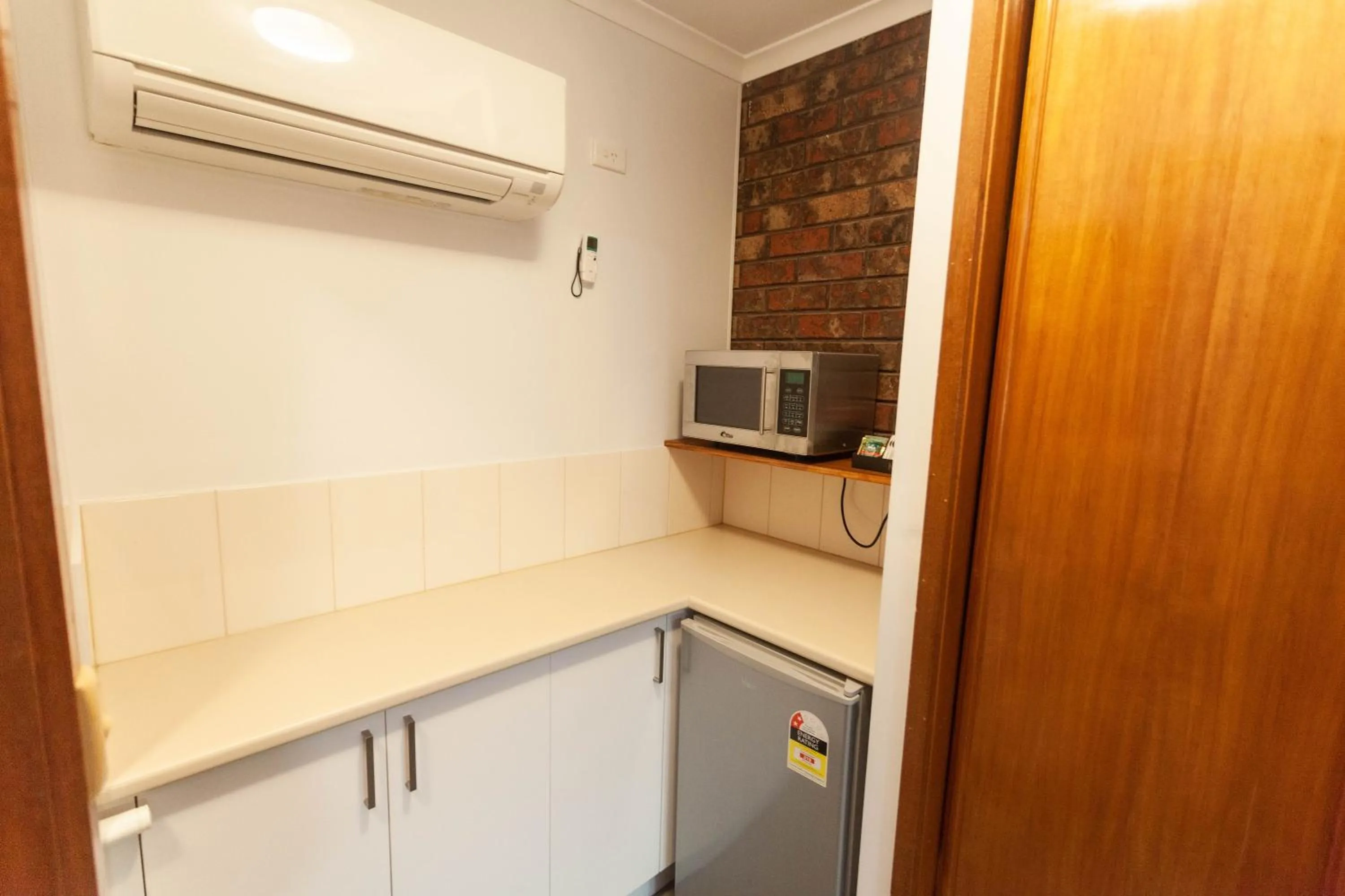 Kitchen or kitchenette in Donald Motor Lodge